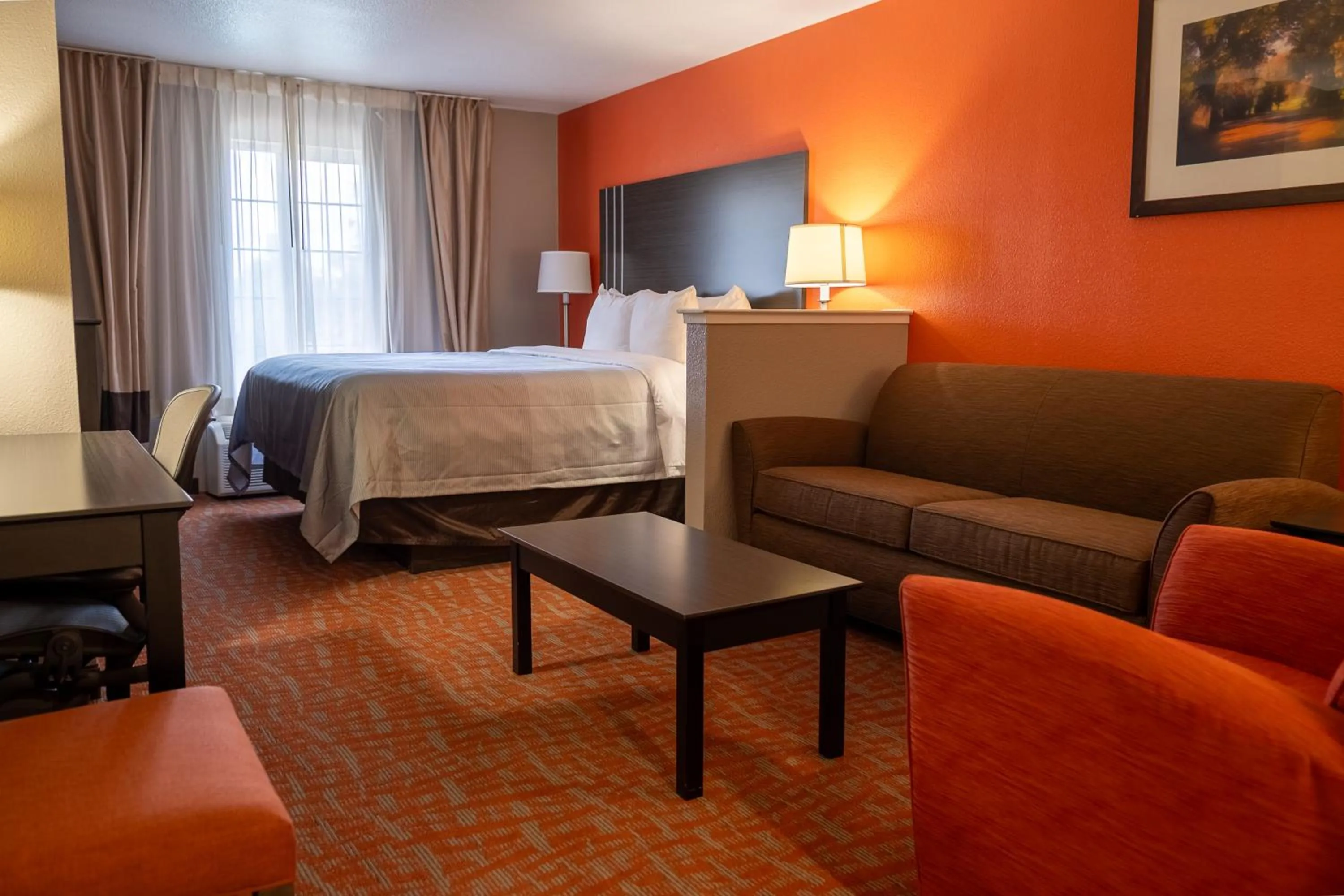 Seating area, Bed in Quality Inn & Suites Fresno Northwest