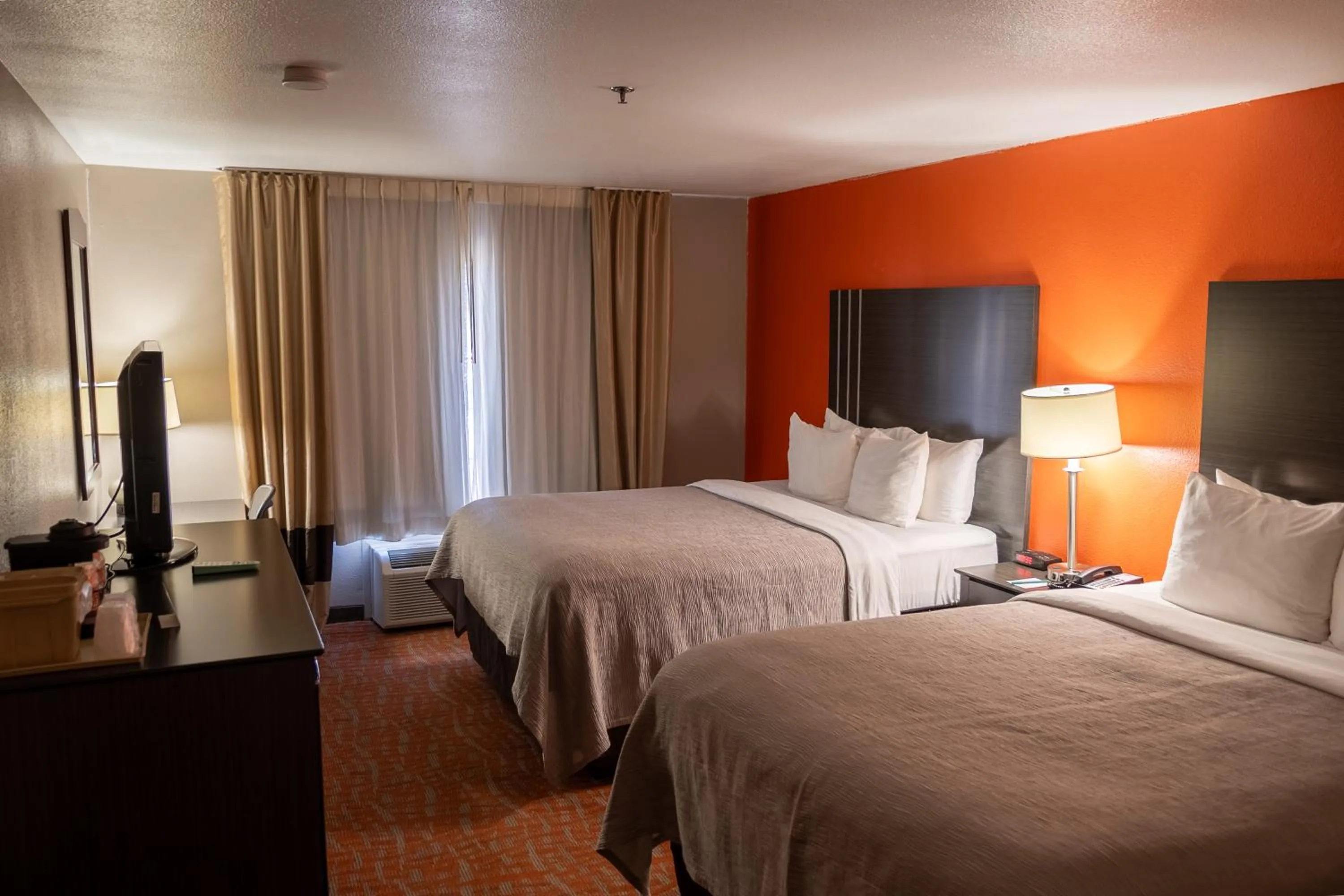 Bed in Quality Inn & Suites Fresno Northwest