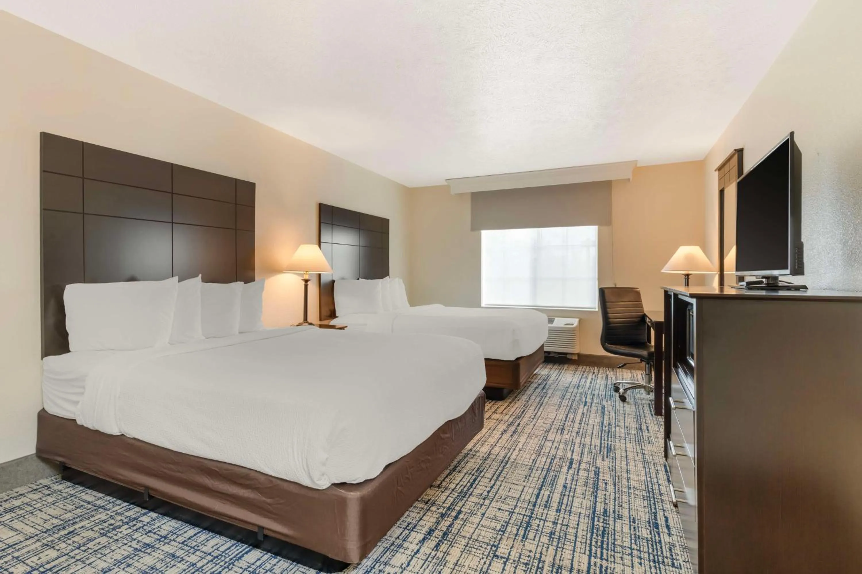 Bedroom, Bed in Best Western Visalia Hotel