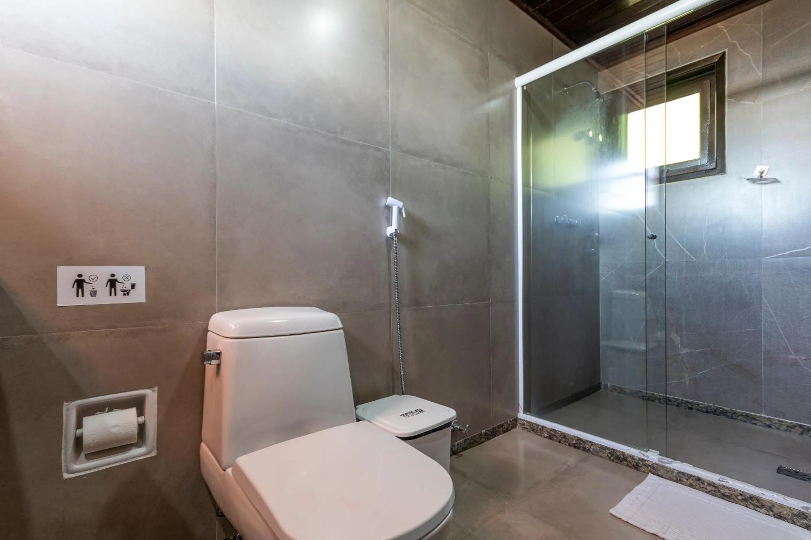 Shower in Hotel Ilha Branca Inn