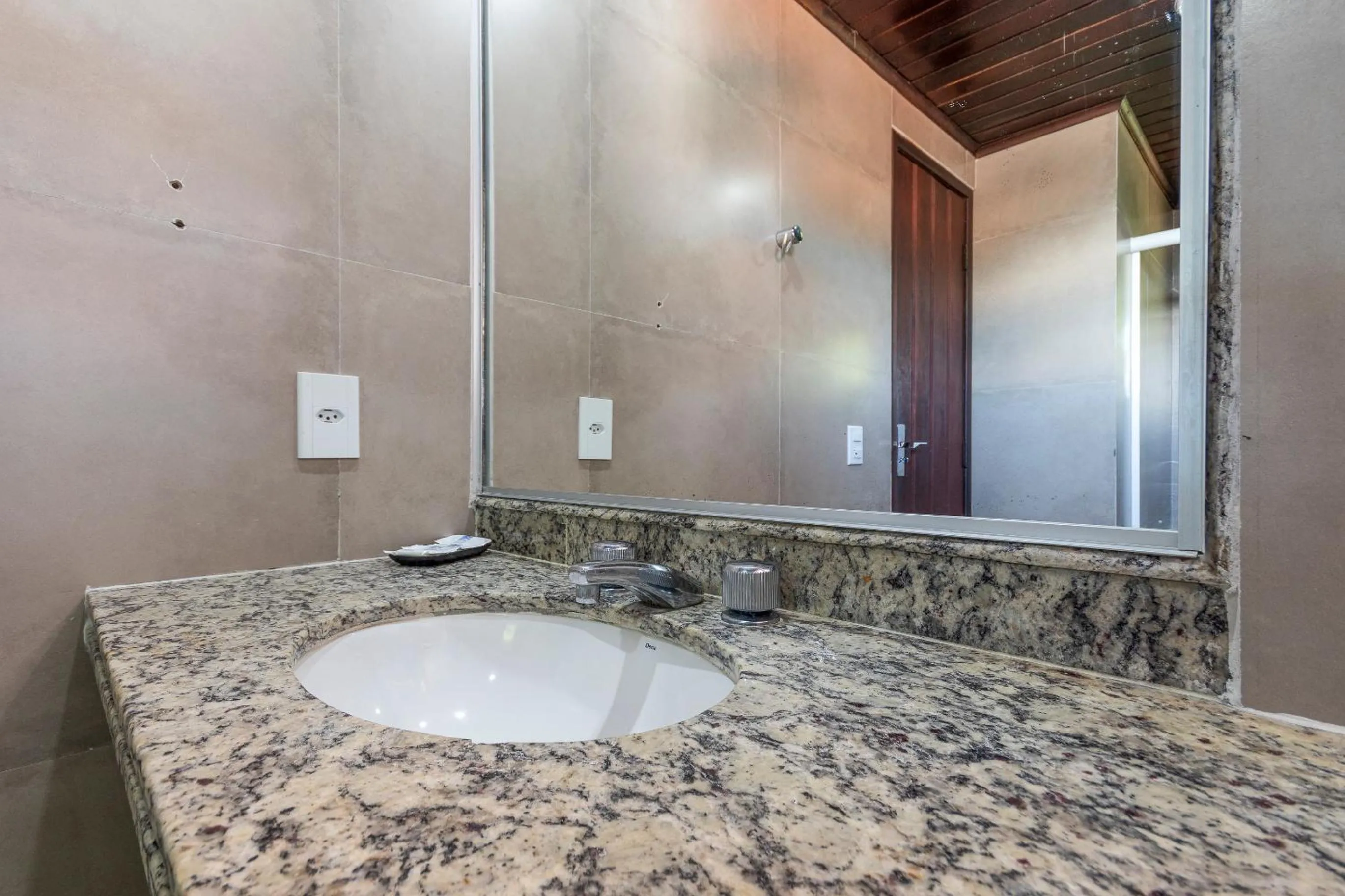 Shower in Hotel Ilha Branca Inn