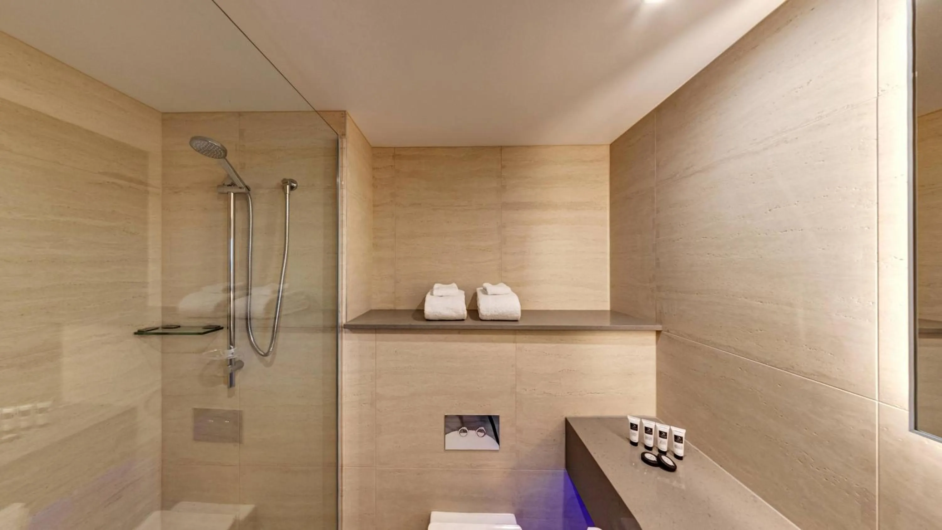 Bathroom in Distinction Luxmore Hotel