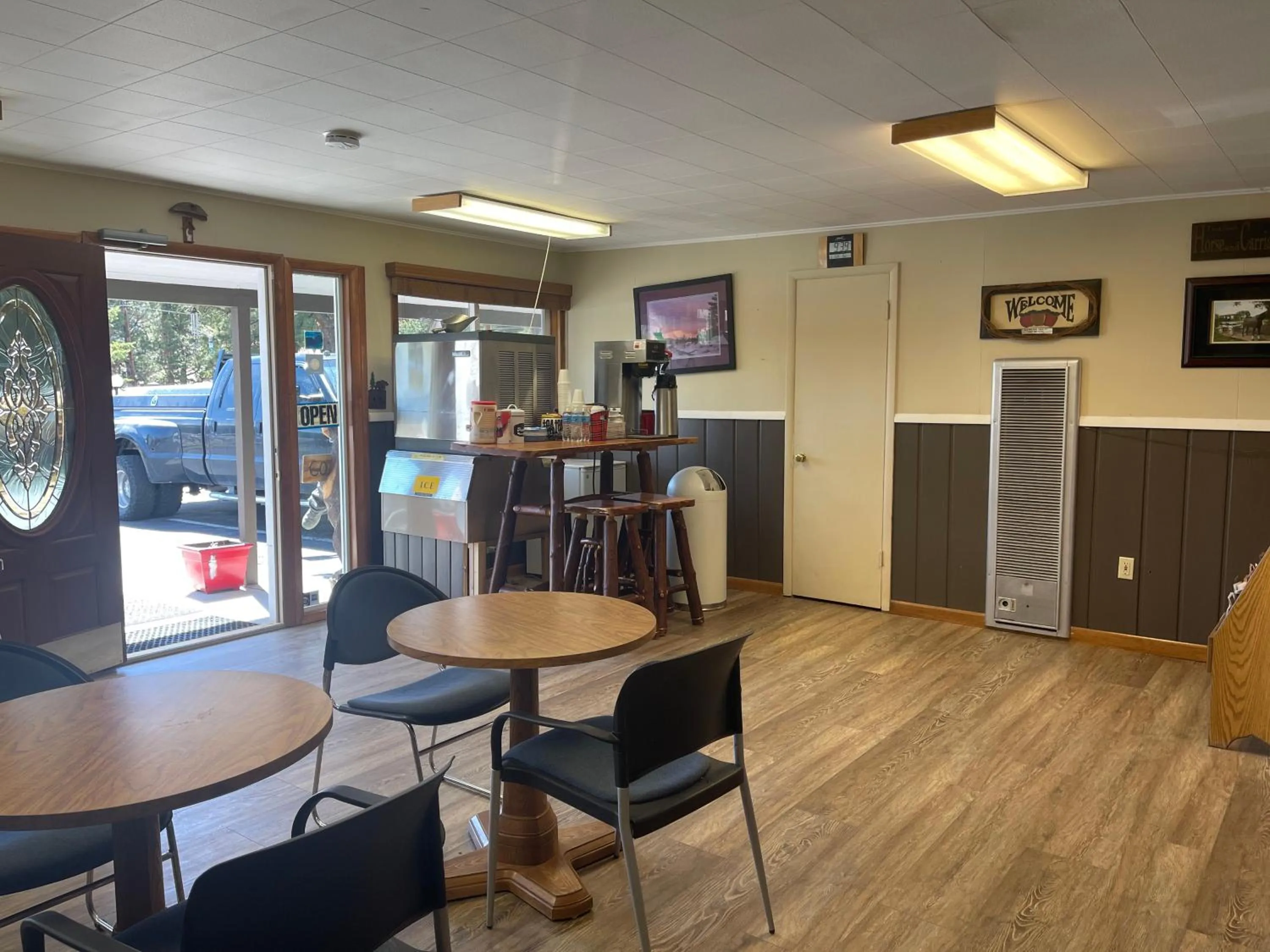 Lobby or reception in Saddle & Surrey Motel