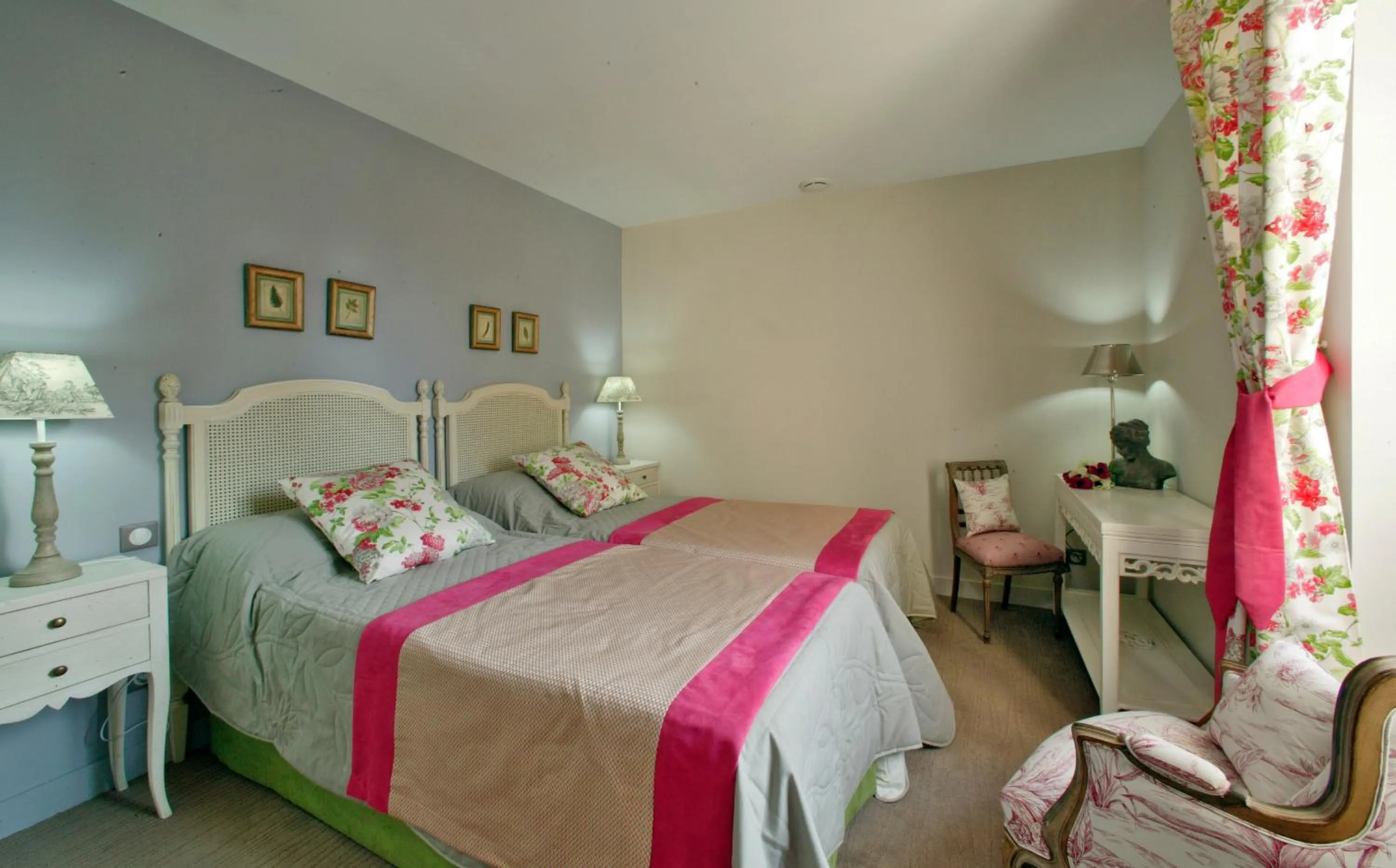 Photo of the whole room, Bed in Le Moulin de Mitou