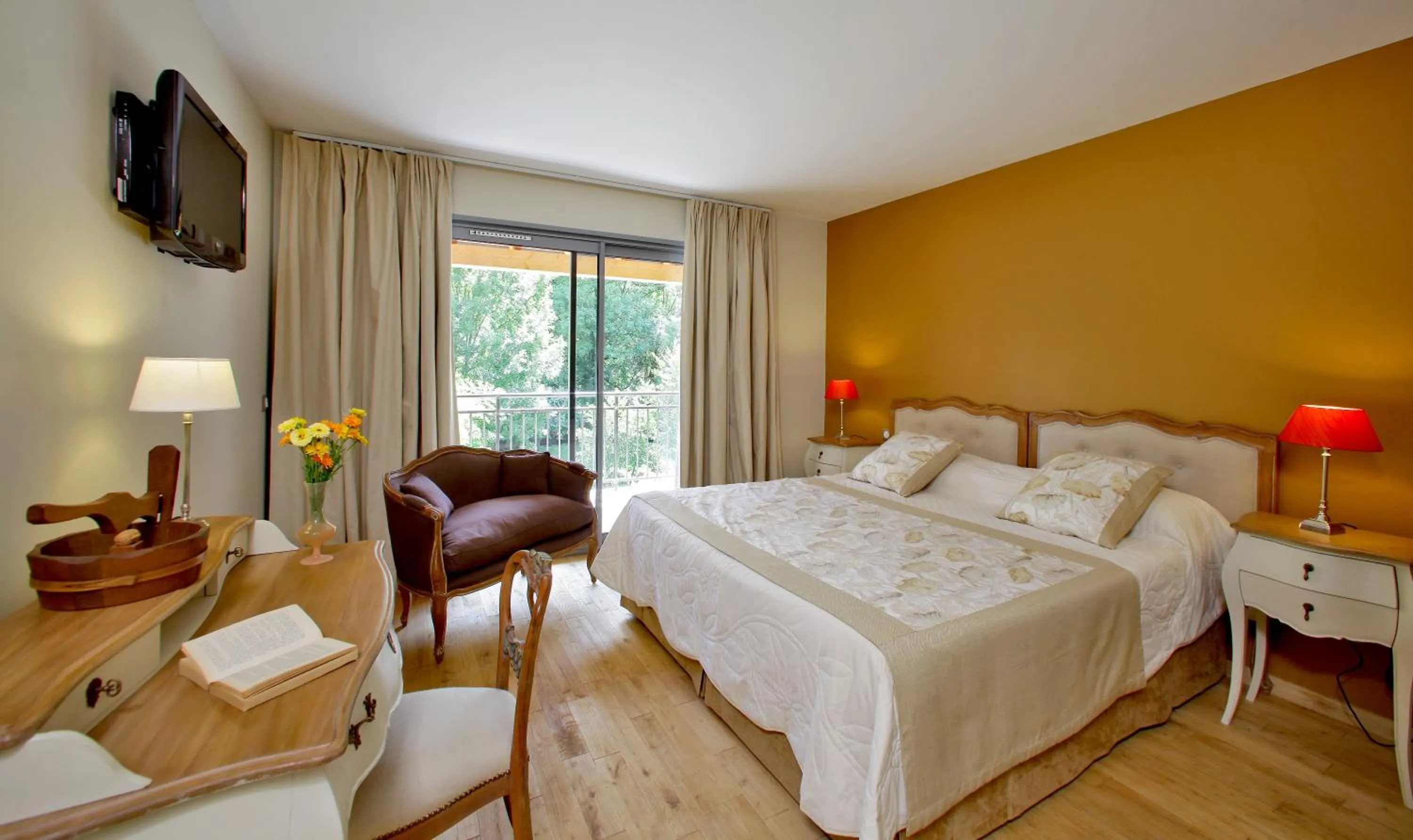 Photo of the whole room, Bed in Le Moulin de Mitou