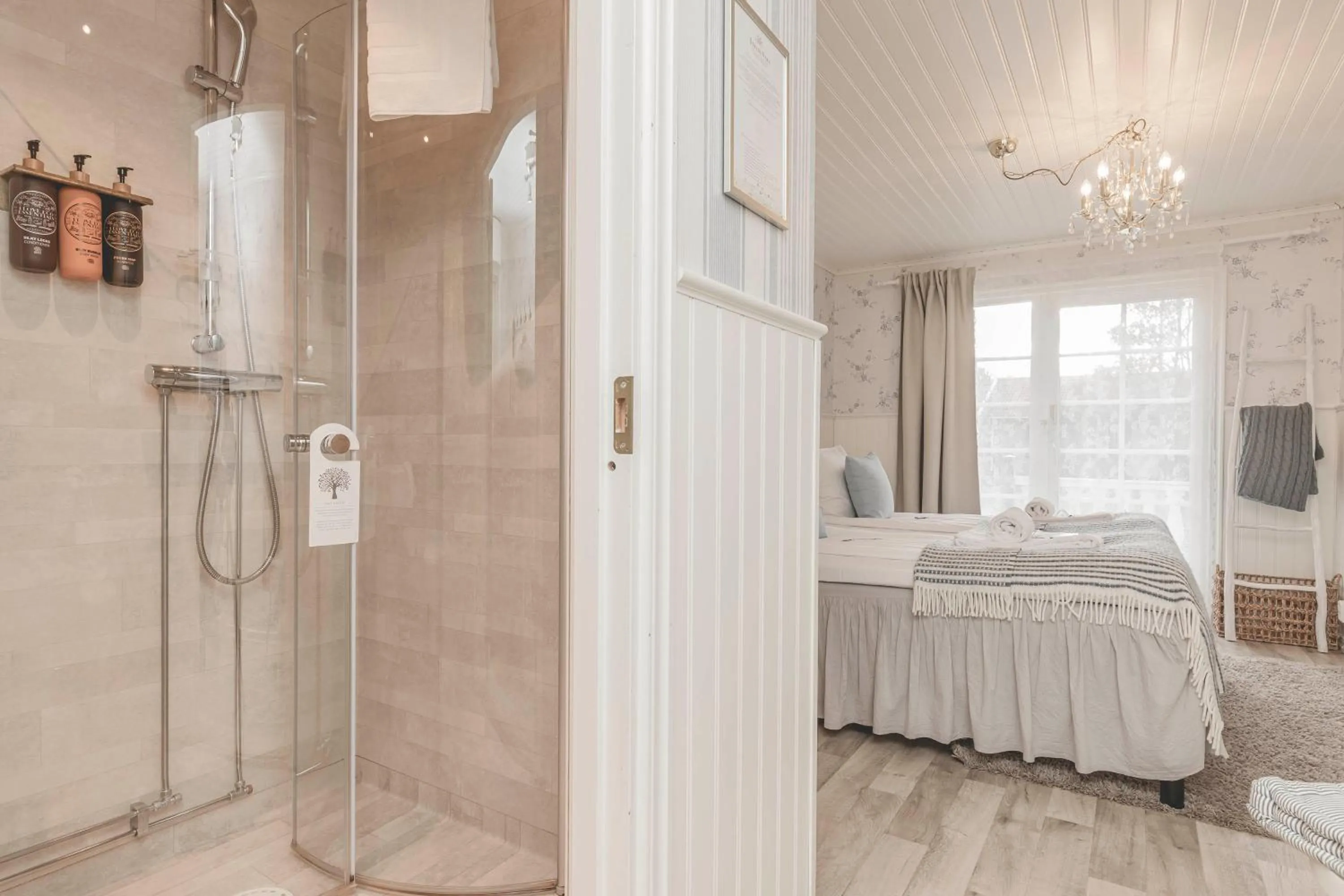 Bathroom, Bed in Naya Retreat & Hotell