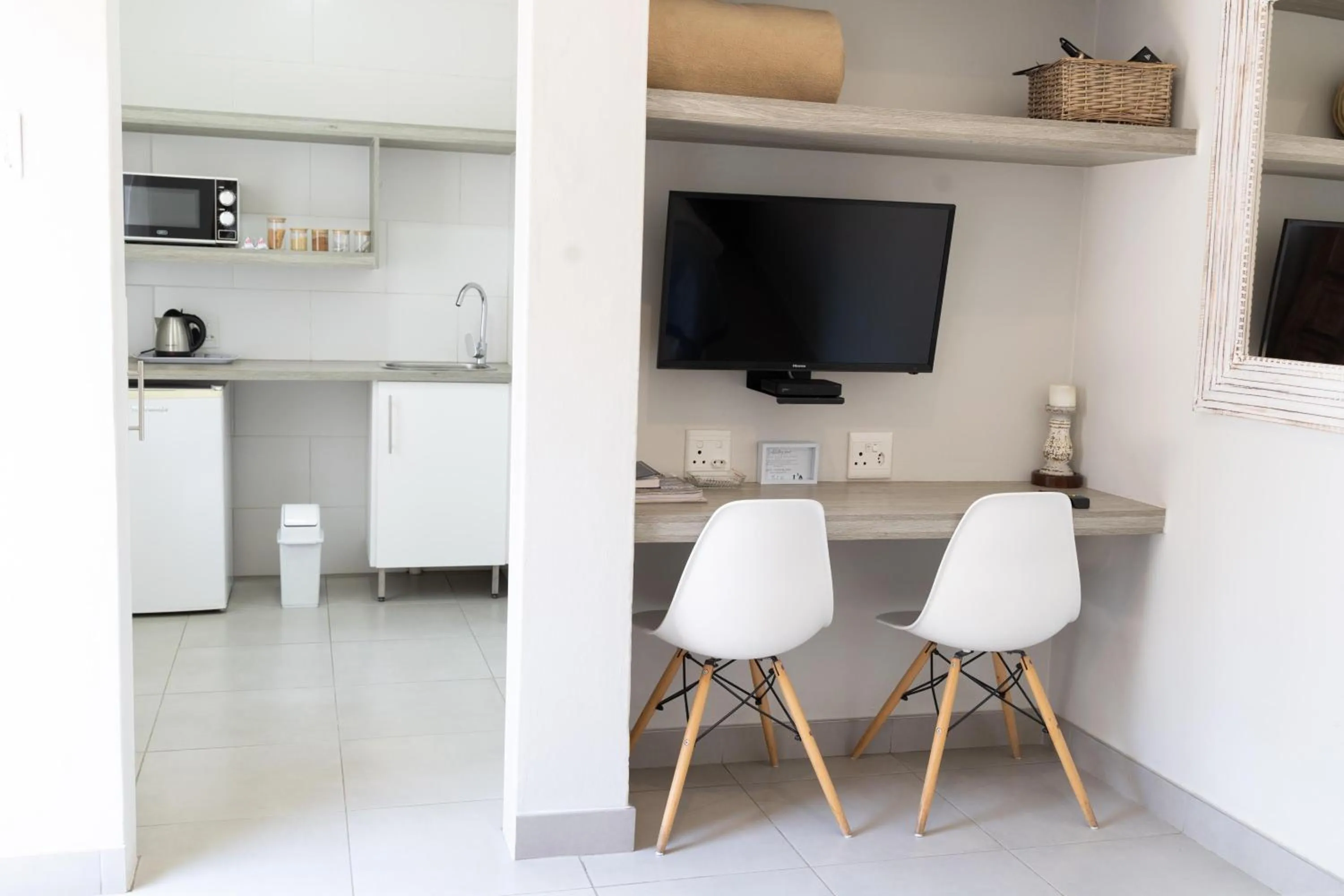 TV and multimedia in LA Guesthouse