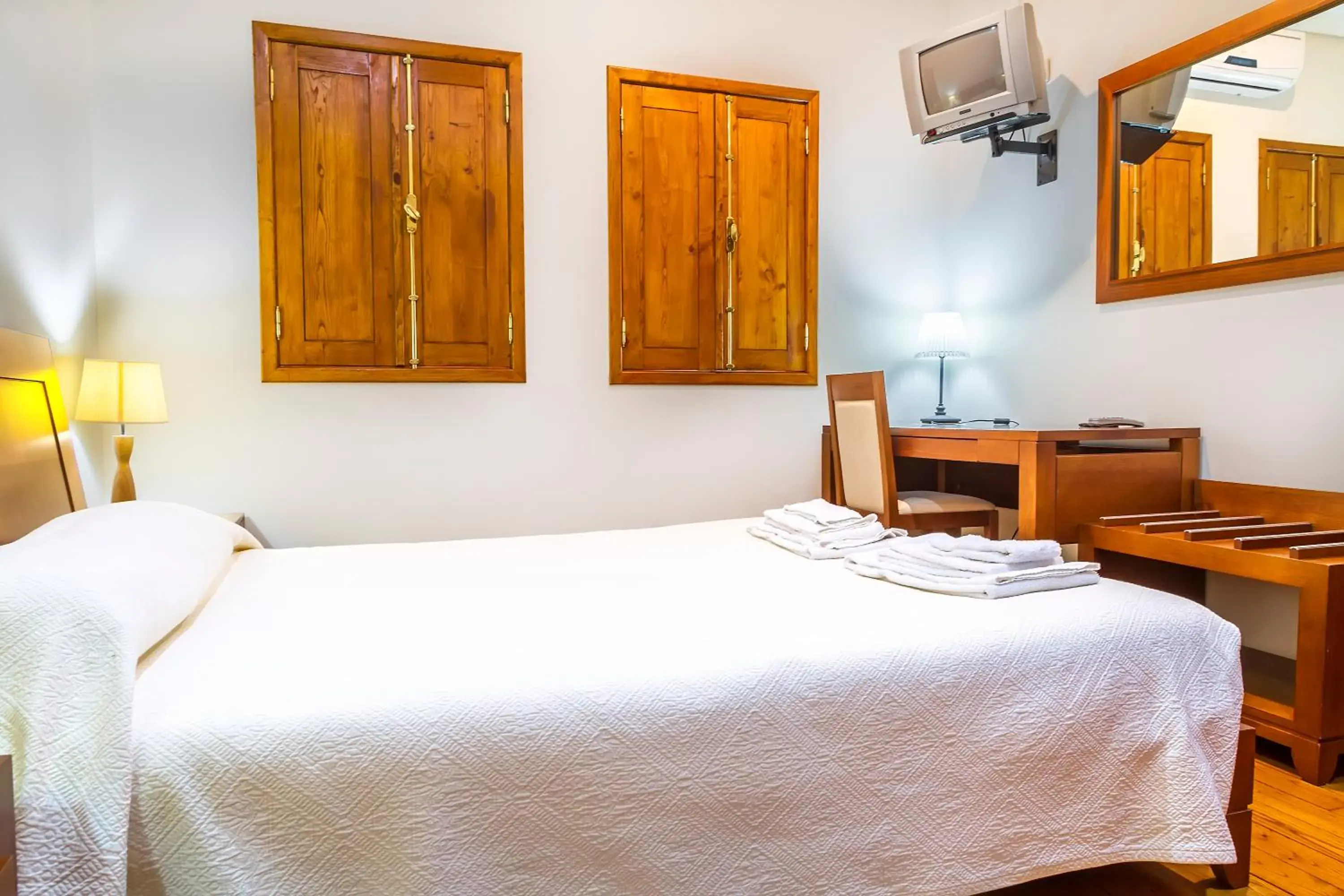 Double Room with Private Bathroom in Hostel Carvalho Double Room with Private Bathroom in Hostel Carvalho