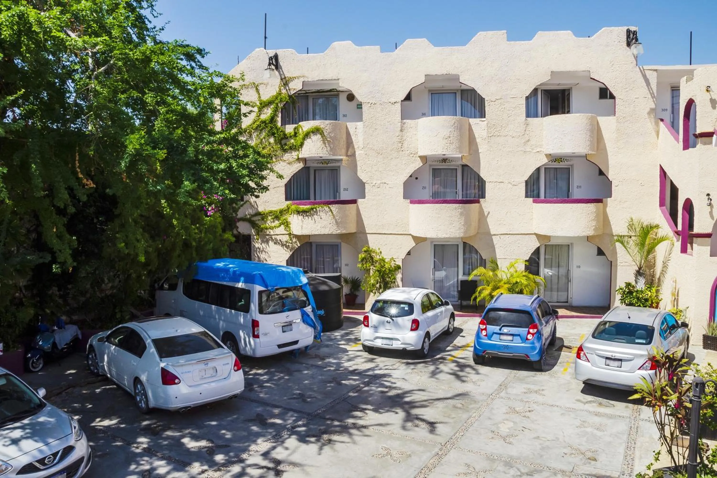 Parking in Capital O Hotel Dos Mares, Cabo San Lucas