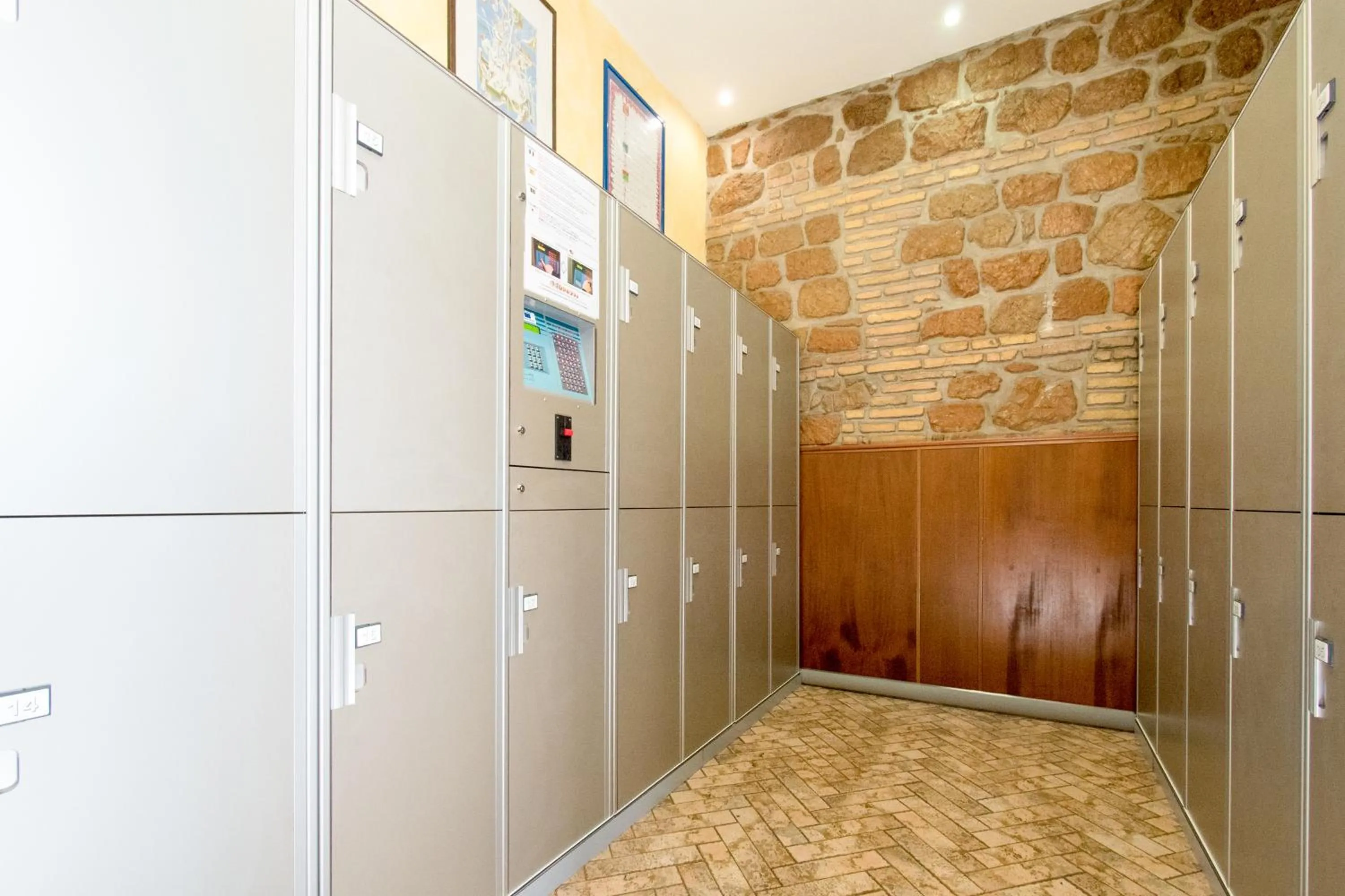 Area and facilities in Alessandro Palace & Bar