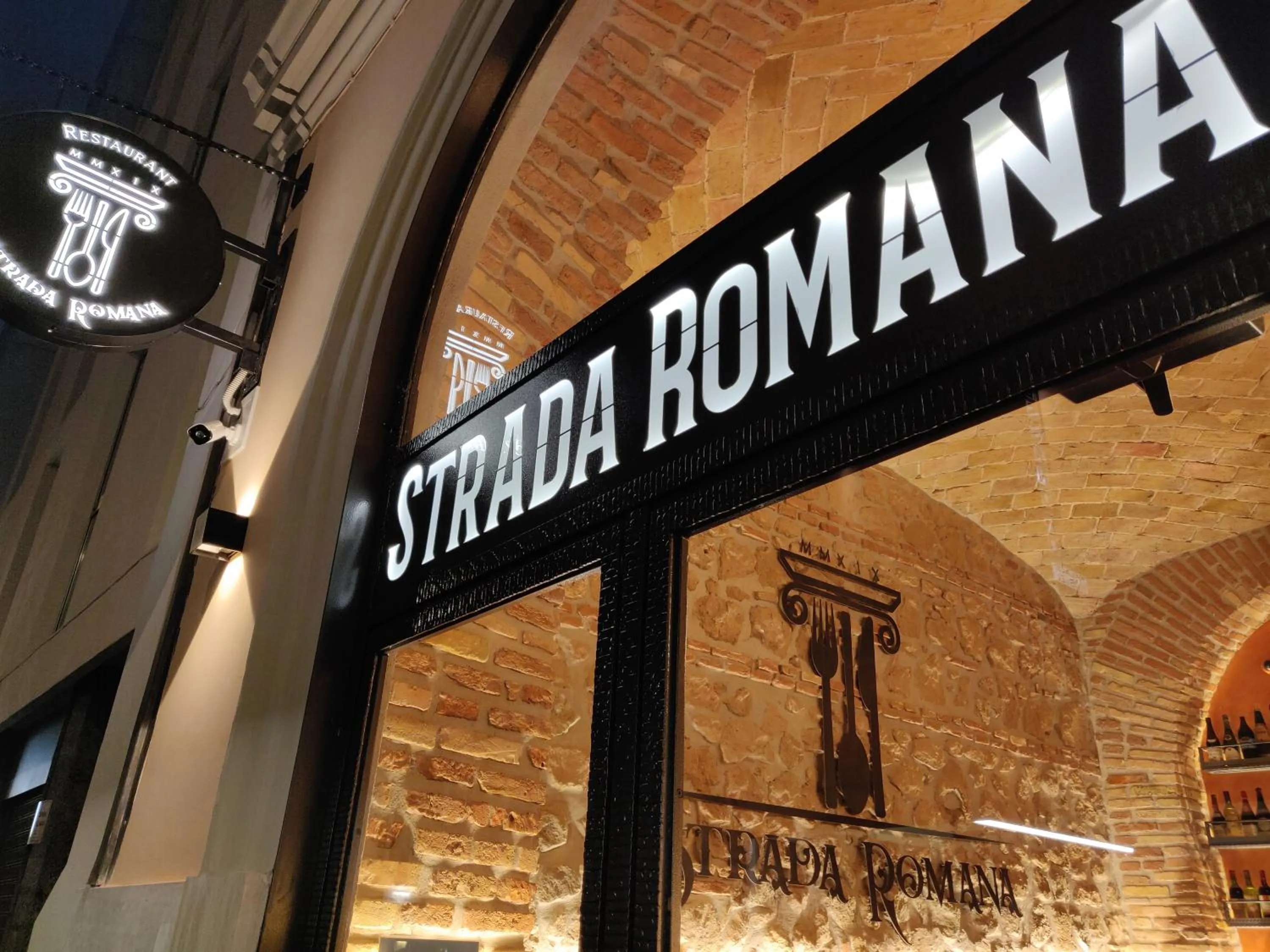 Restaurant/places to eat in Alessandro Palace & Bar