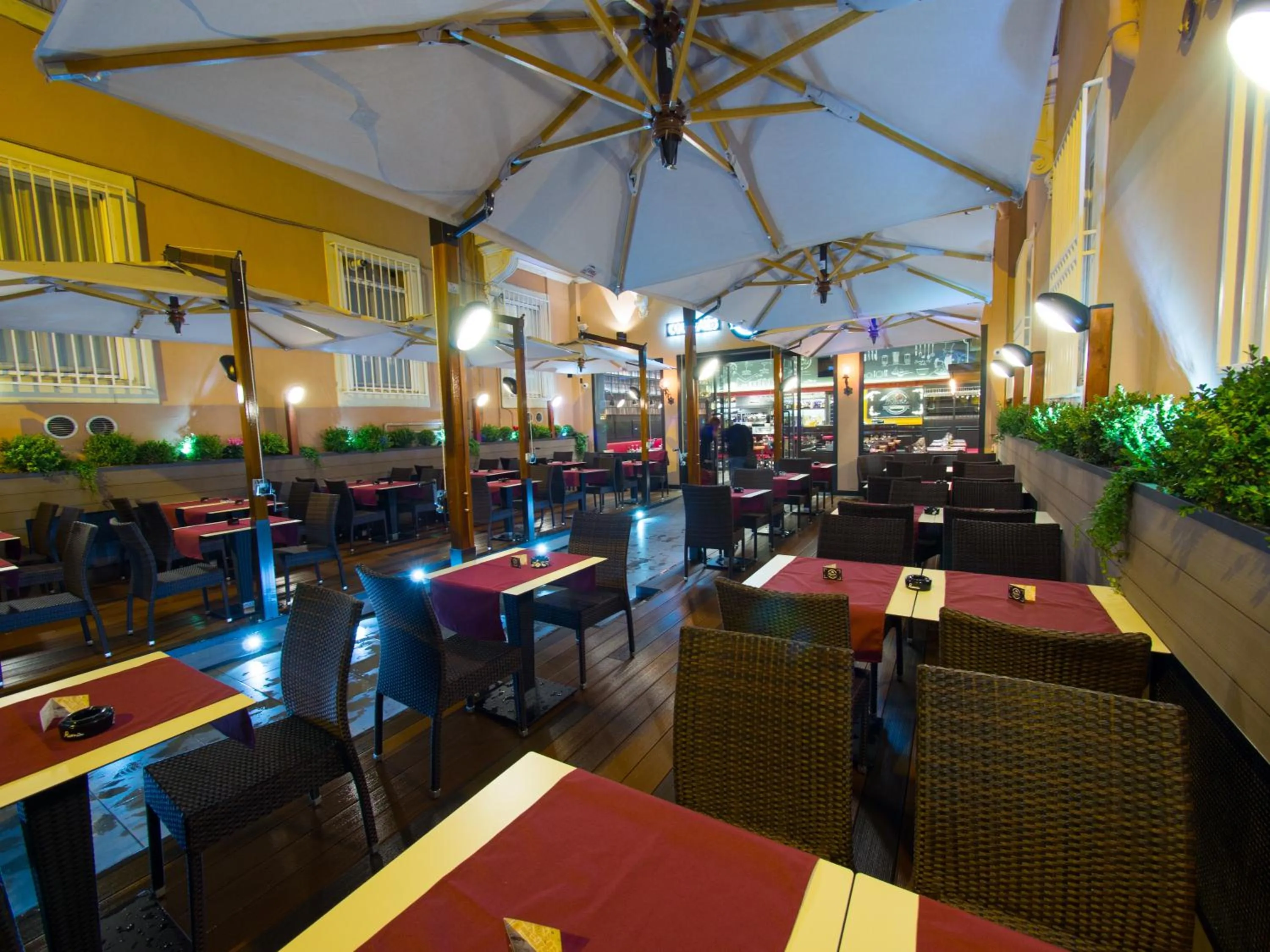 Restaurant/places to eat in Alessandro Palace & Bar