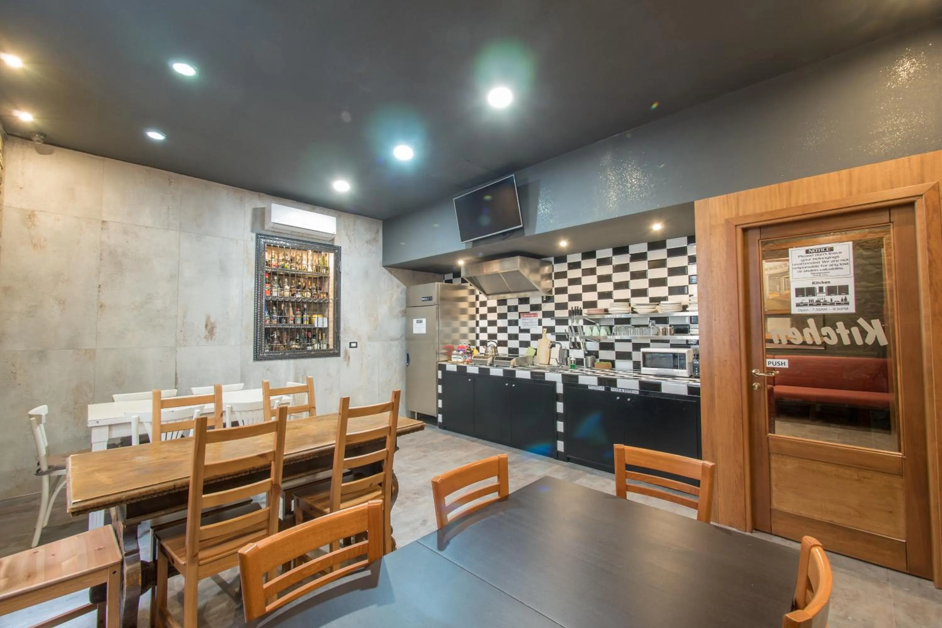 Kitchen or kitchenette in Alessandro Palace & Bar