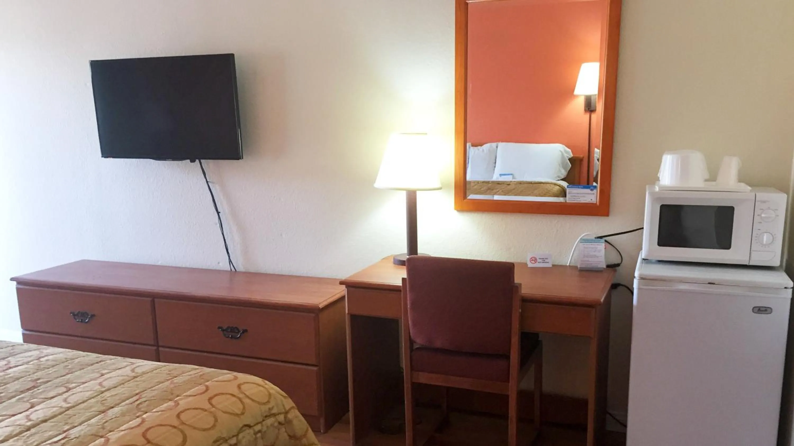 Bedroom in Motel 6-San Diego, CA - Southbay