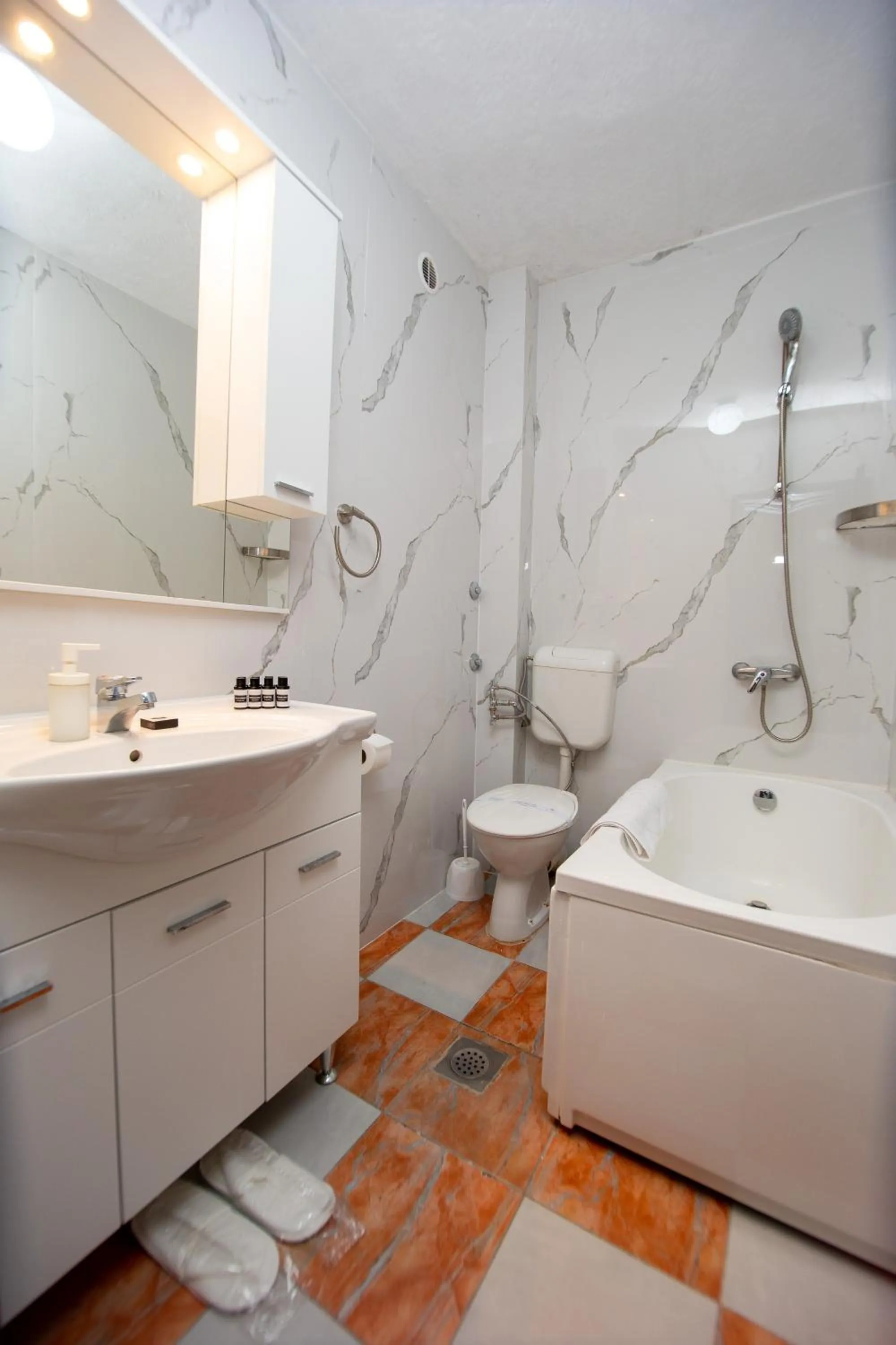 Shower in New Hotel Kuč By Marvel