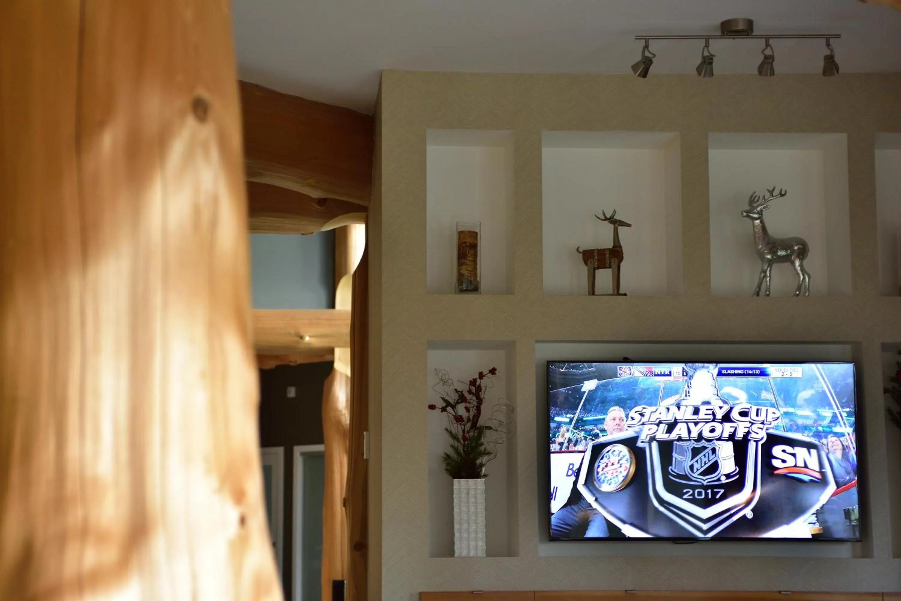 Communal lounge/ TV room in The Rockwell-Harrison Guest Lodge