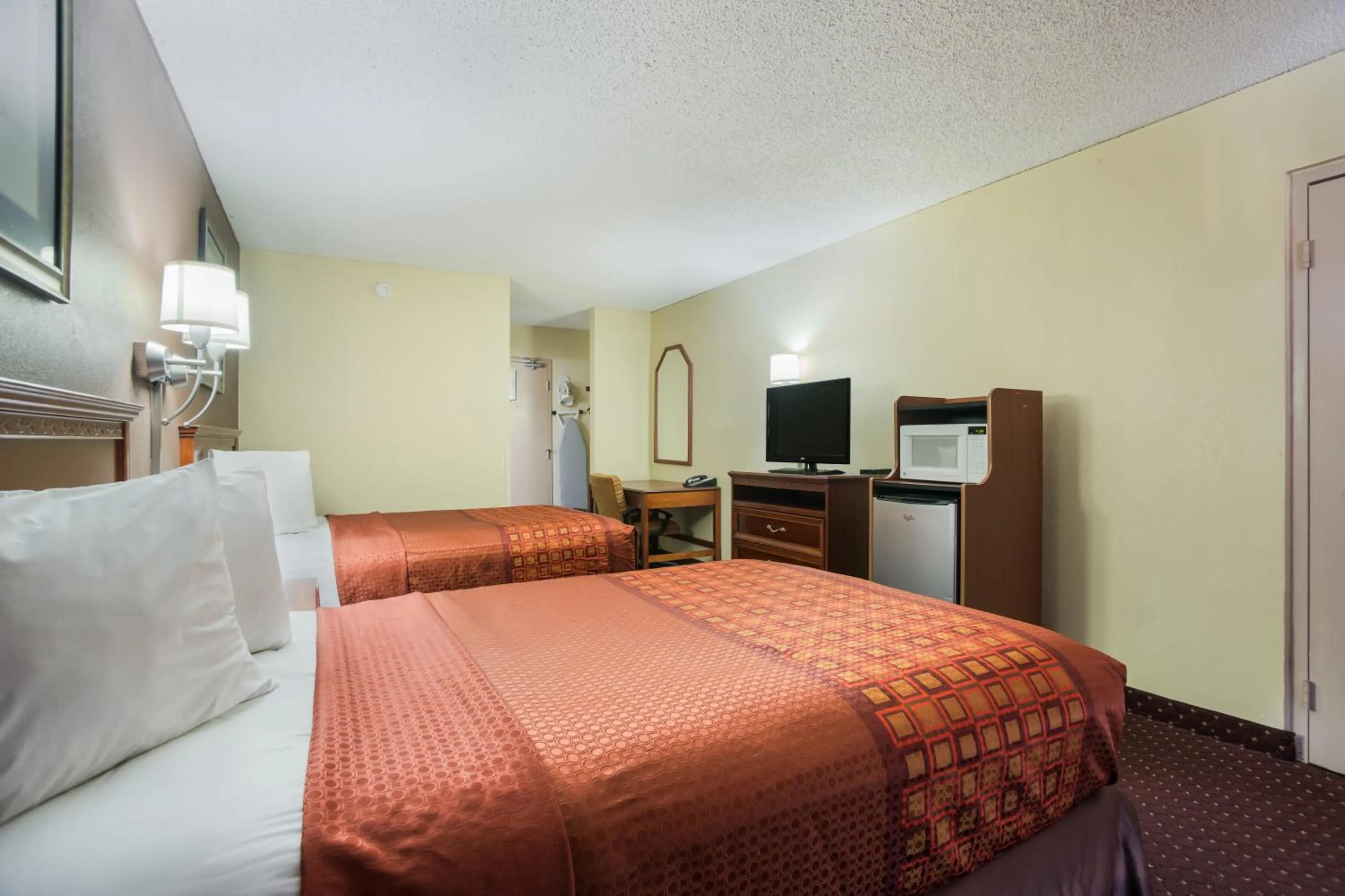 Photo of the whole room, Bed in Americas Best Value Inn Tulsa I-44