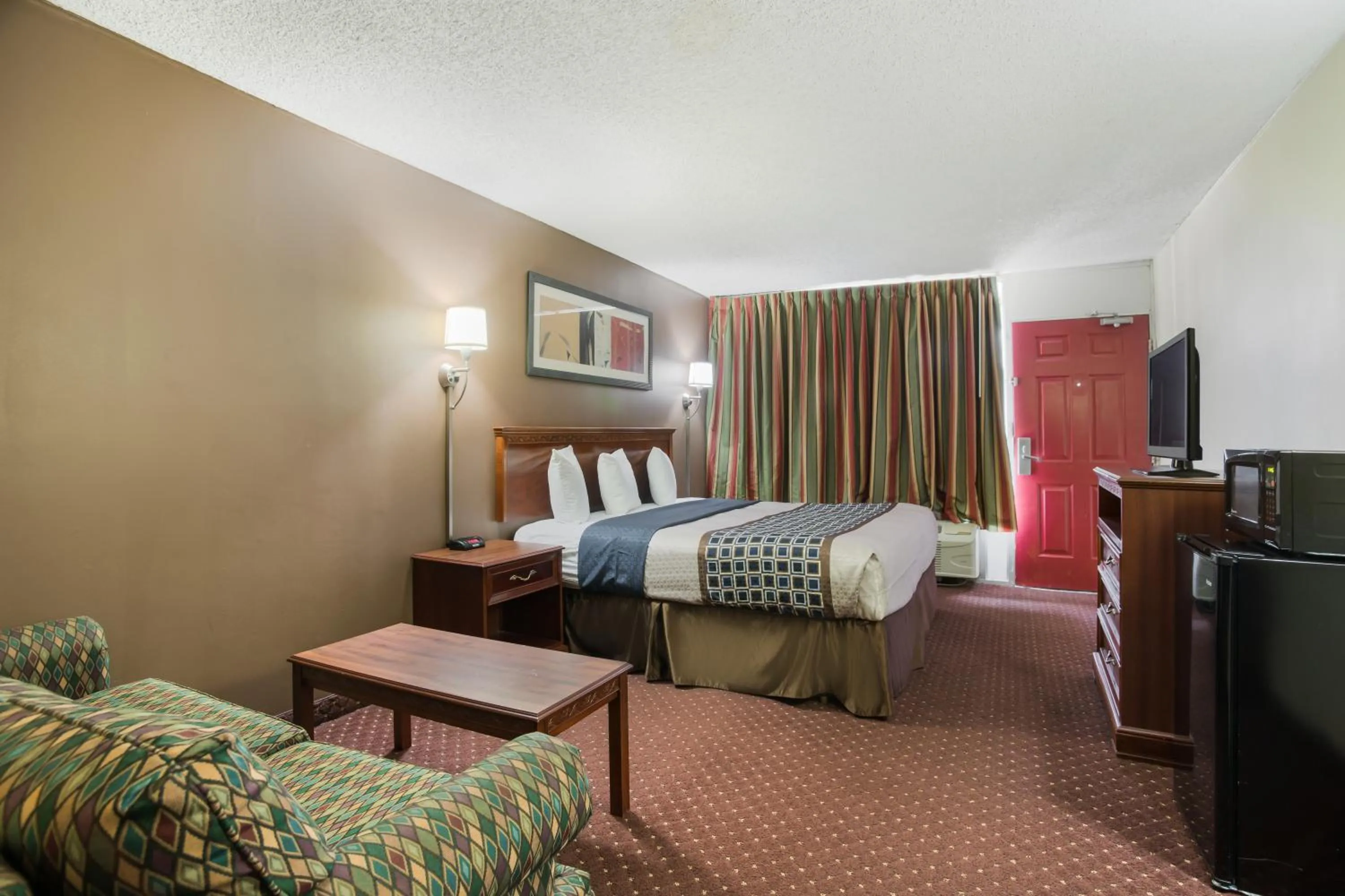 Photo of the whole room, Bed in Americas Best Value Inn Tulsa I-44