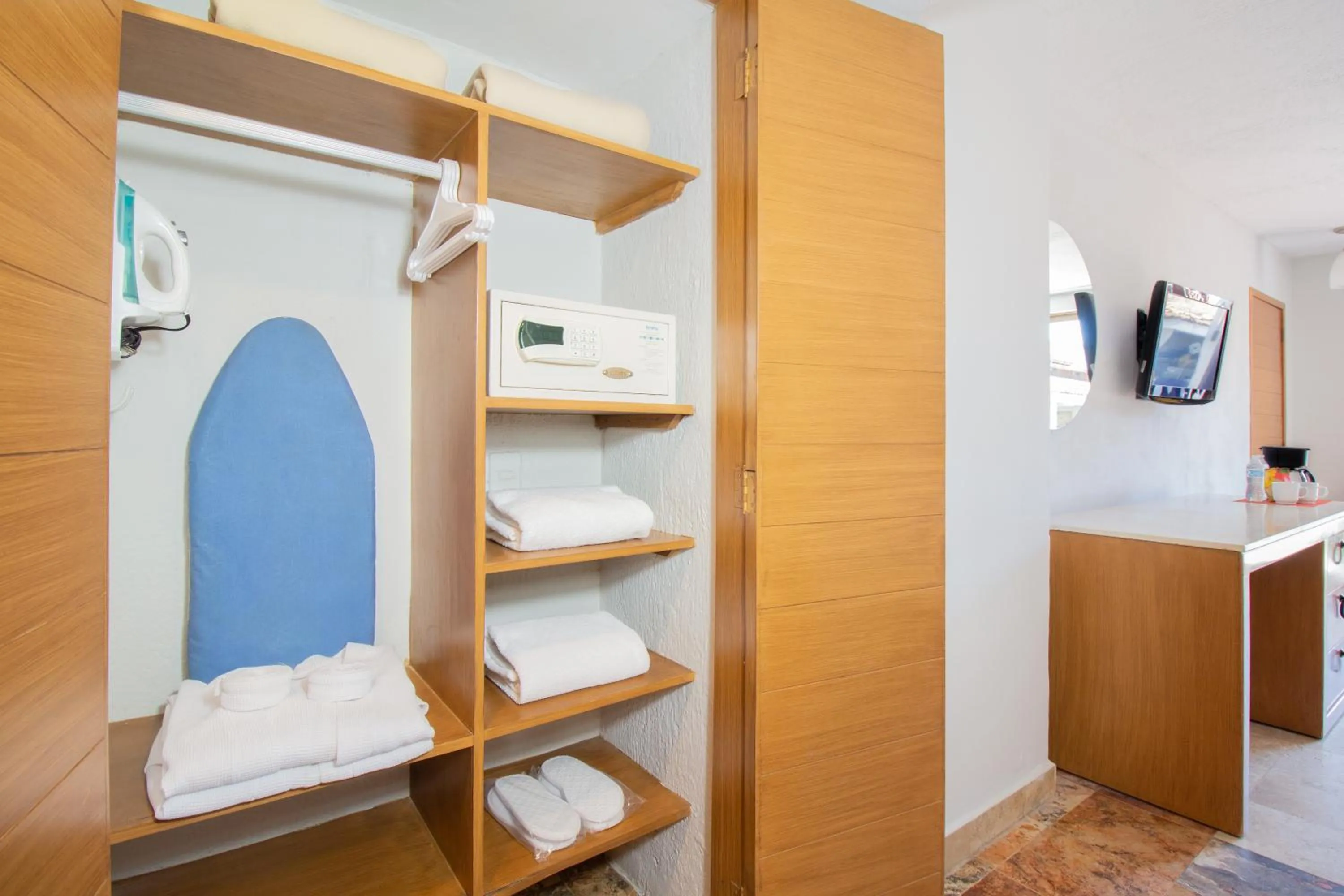 flat iron, Bed in Plaza Pelicanos Club Beach Resort All Inclusive