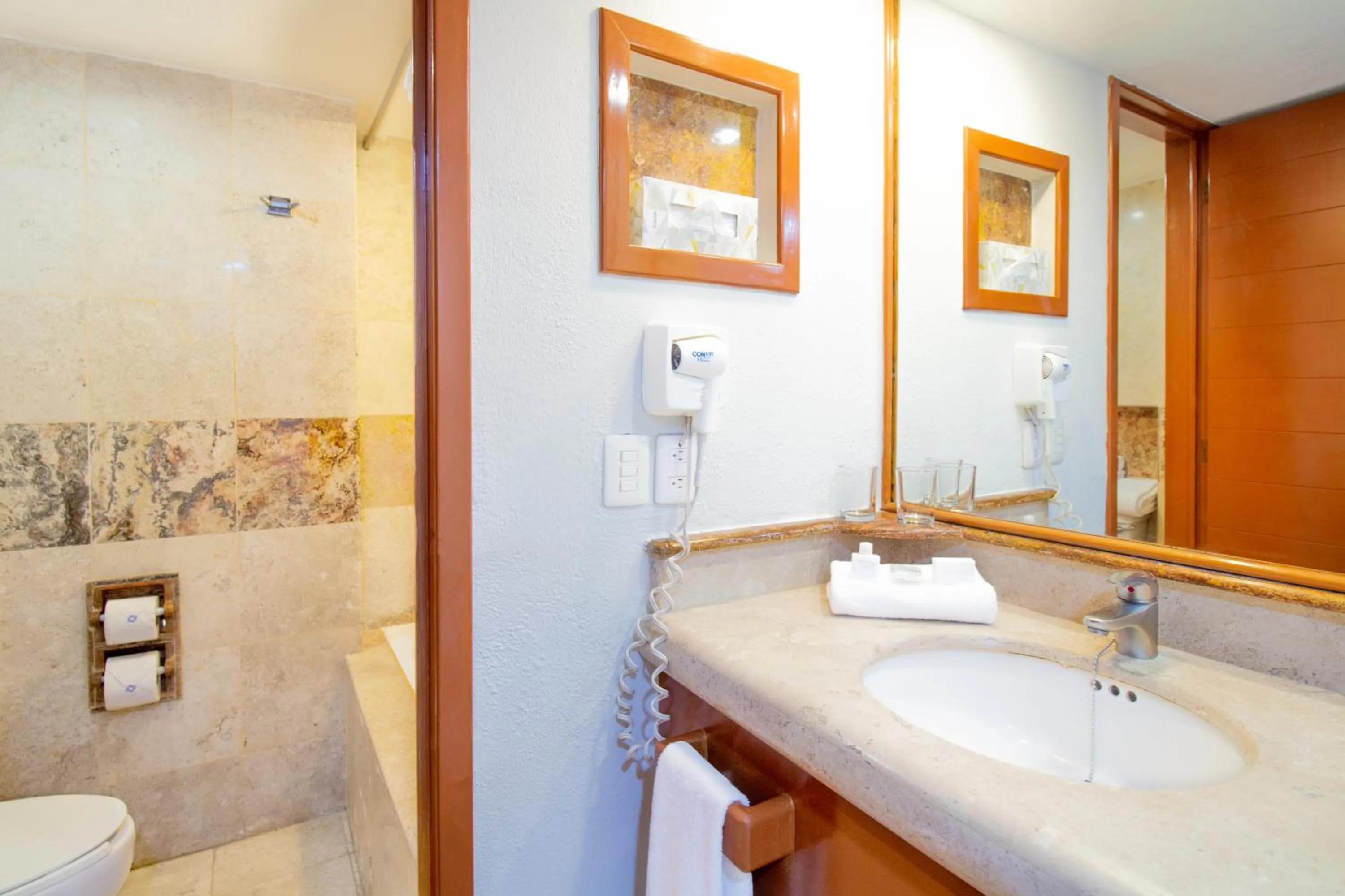 Bathroom in Plaza Pelicanos Club Beach Resort All Inclusive