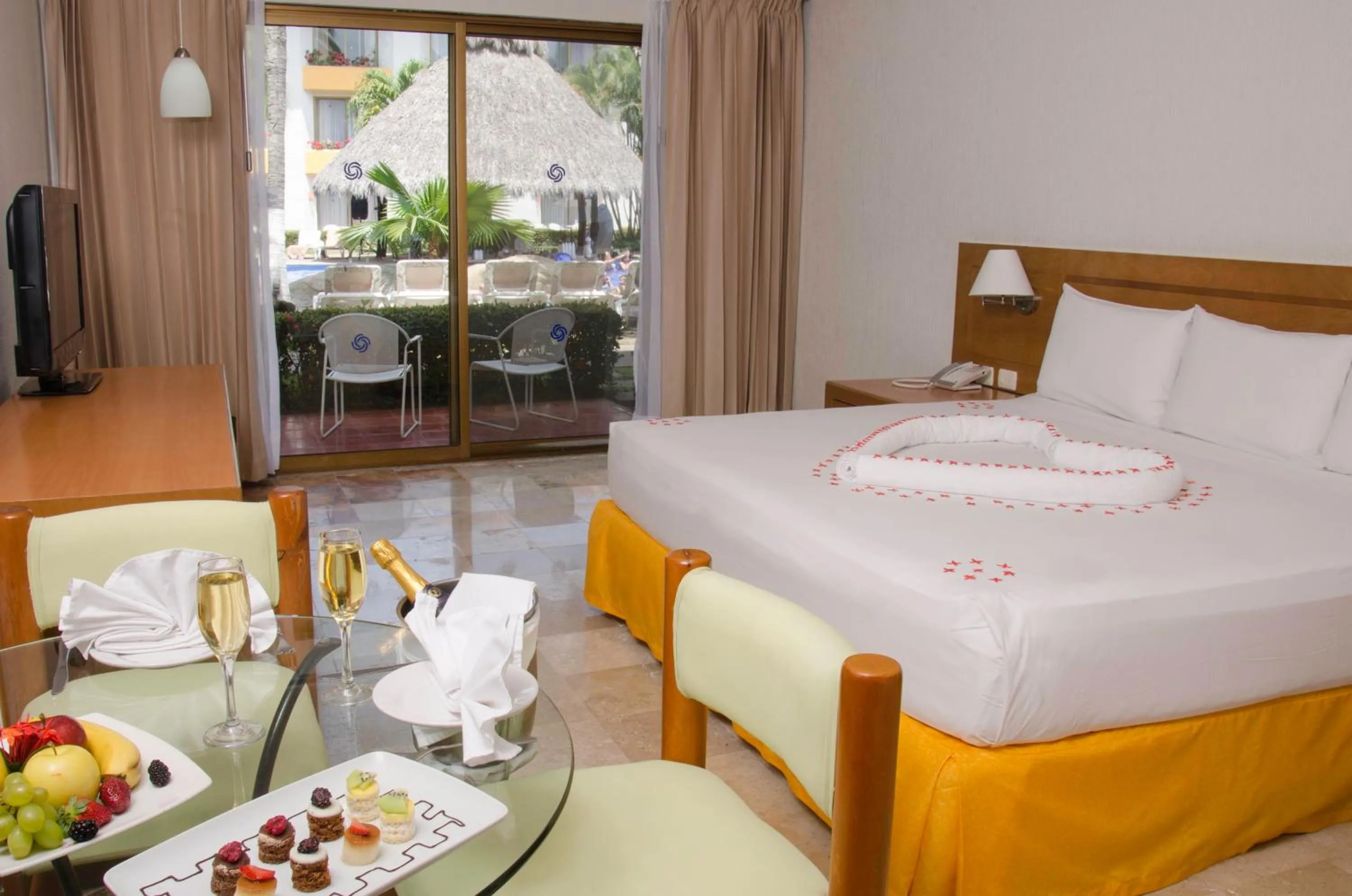 room service, Bed in Plaza Pelicanos Club Beach Resort All Inclusive