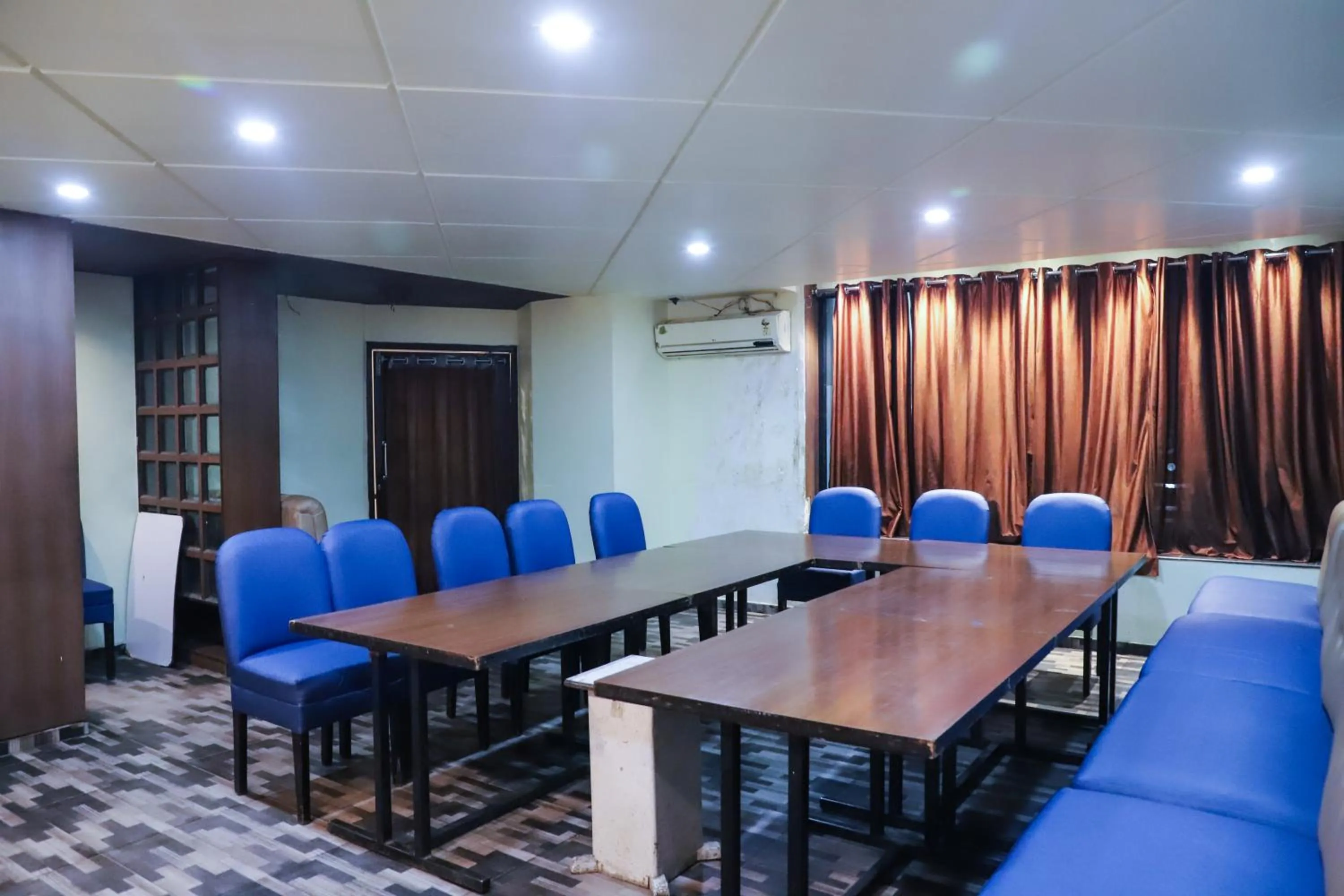 Business facilities in Vijan Palace