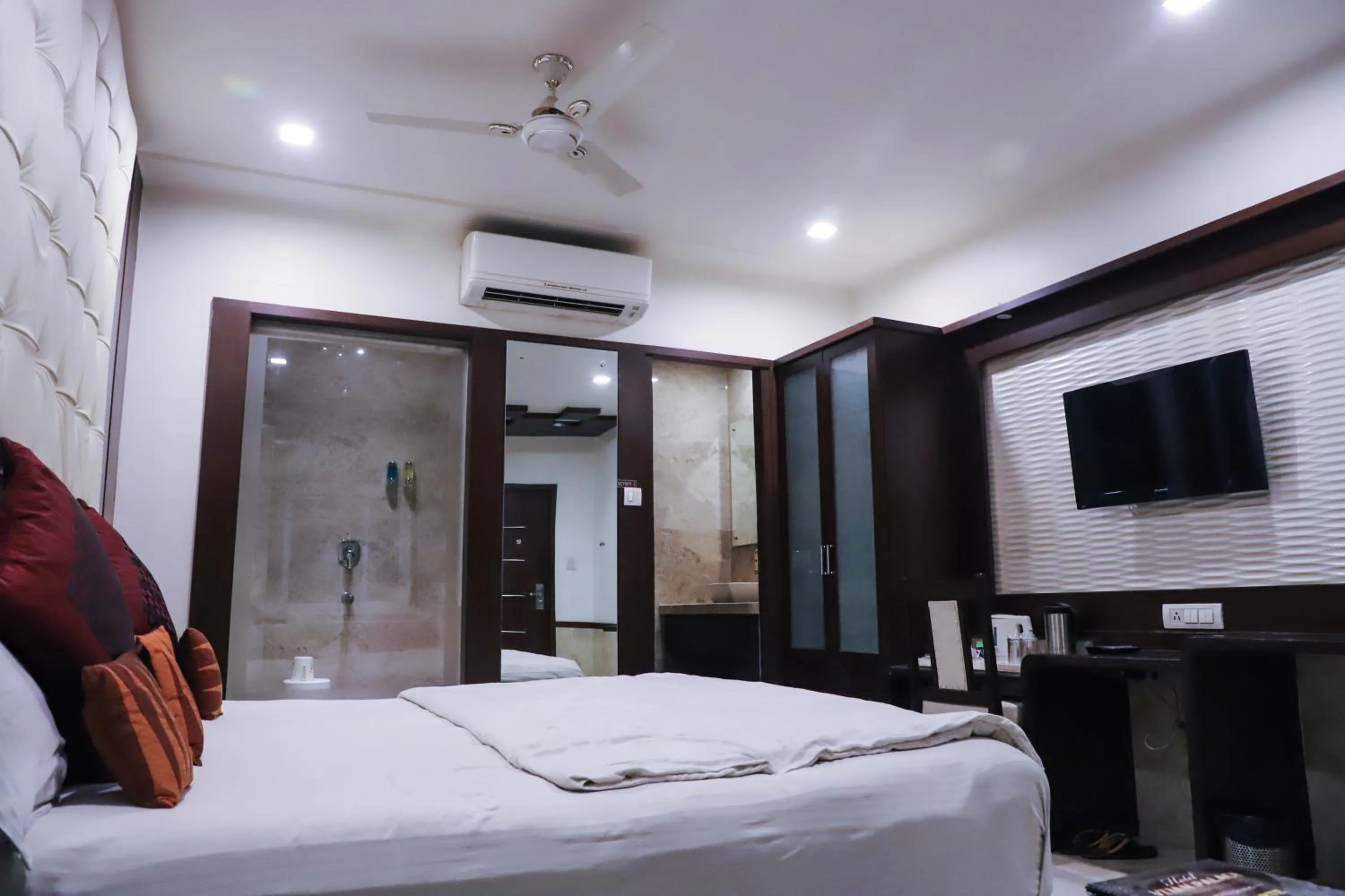 Photo of the whole room, Bed in Vijan Palace