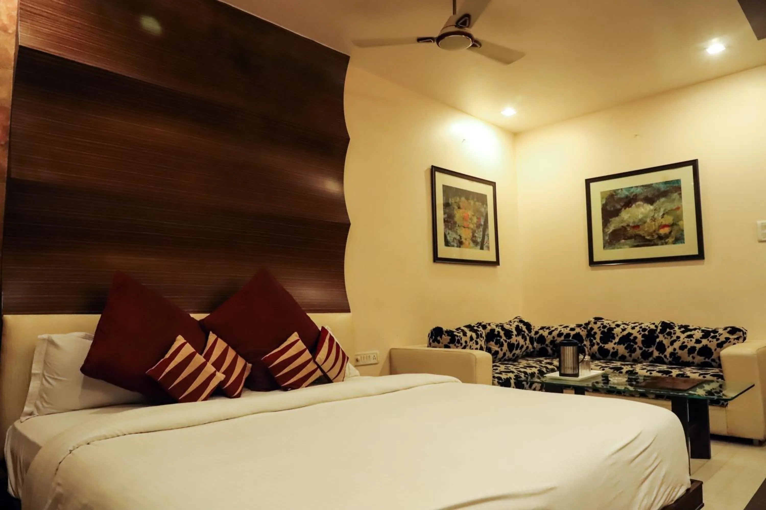 Photo of the whole room, Bed in Vijan Palace