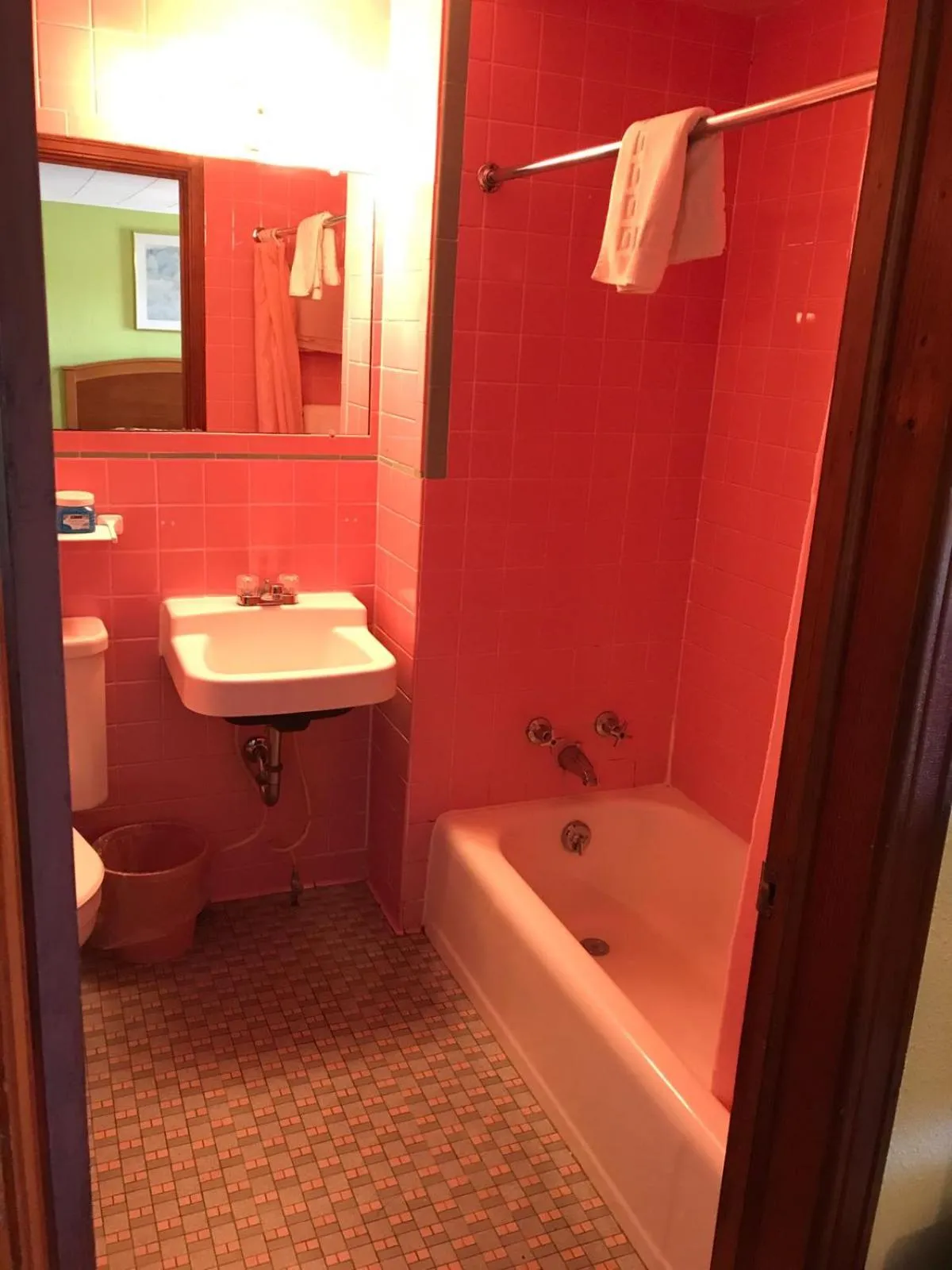 Bathroom in Scottish Inns Niagara Falls