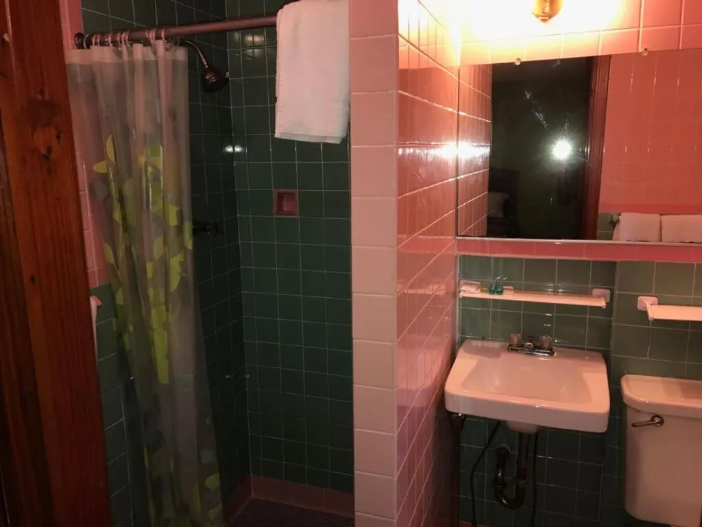 Bathroom in Scottish Inns Niagara Falls