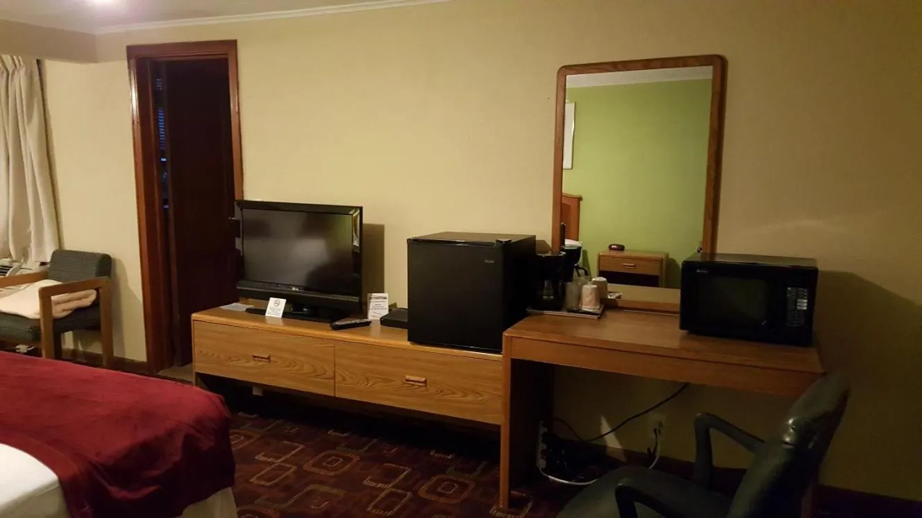 TV/Entertainment Center in Scottish Inns Niagara Falls