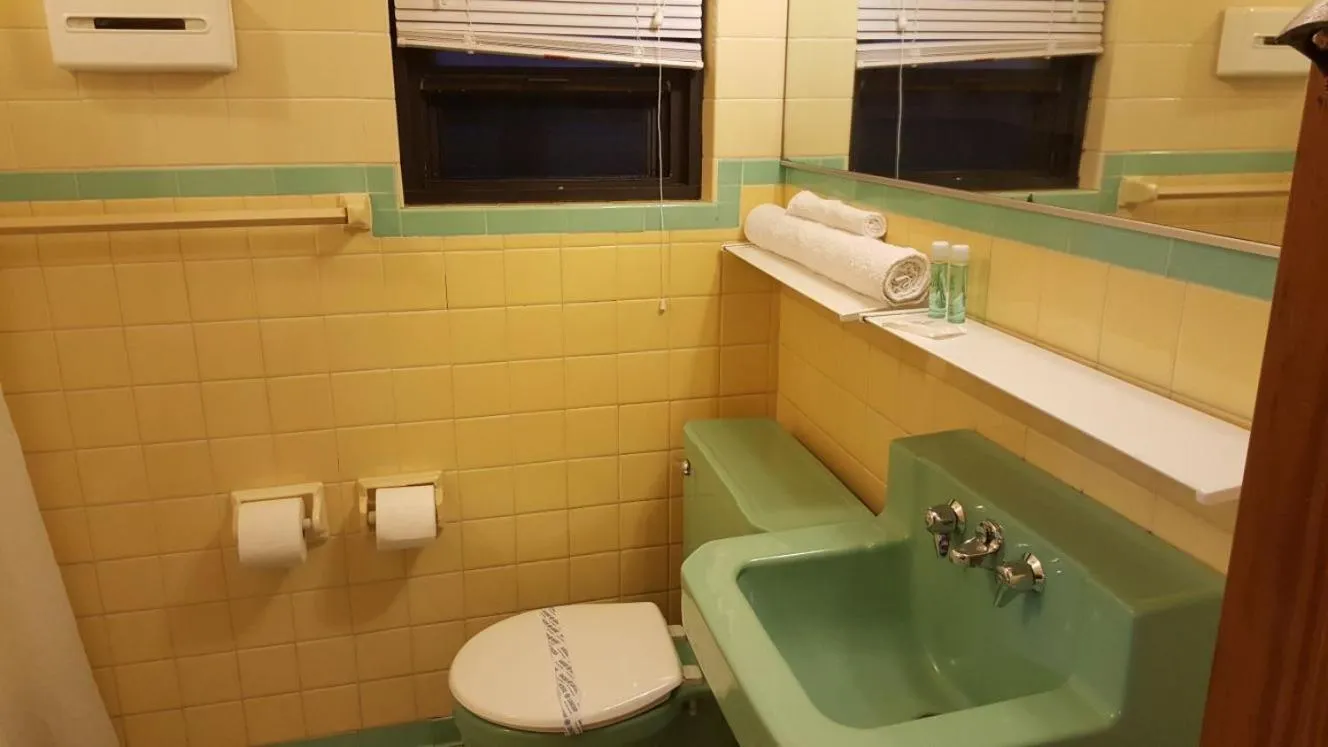 Bathroom in Scottish Inns Niagara Falls