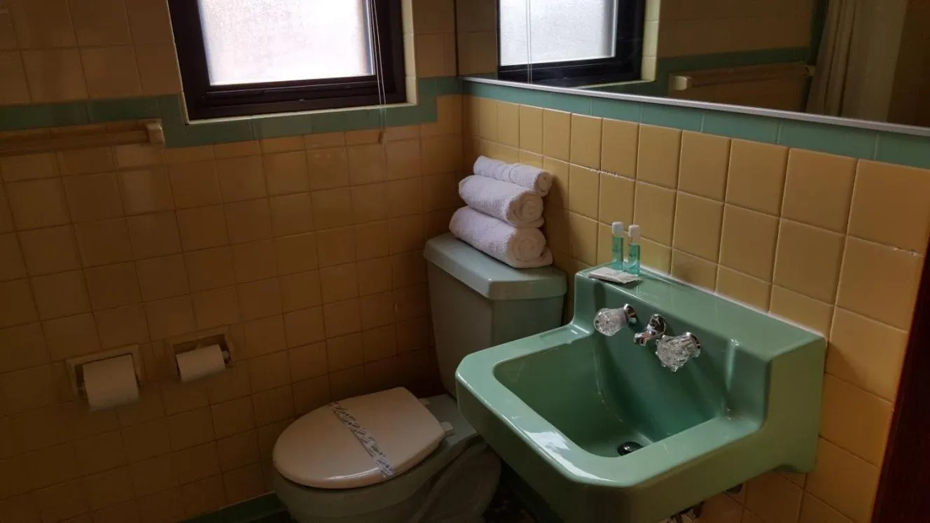 Bathroom in Scottish Inns Niagara Falls