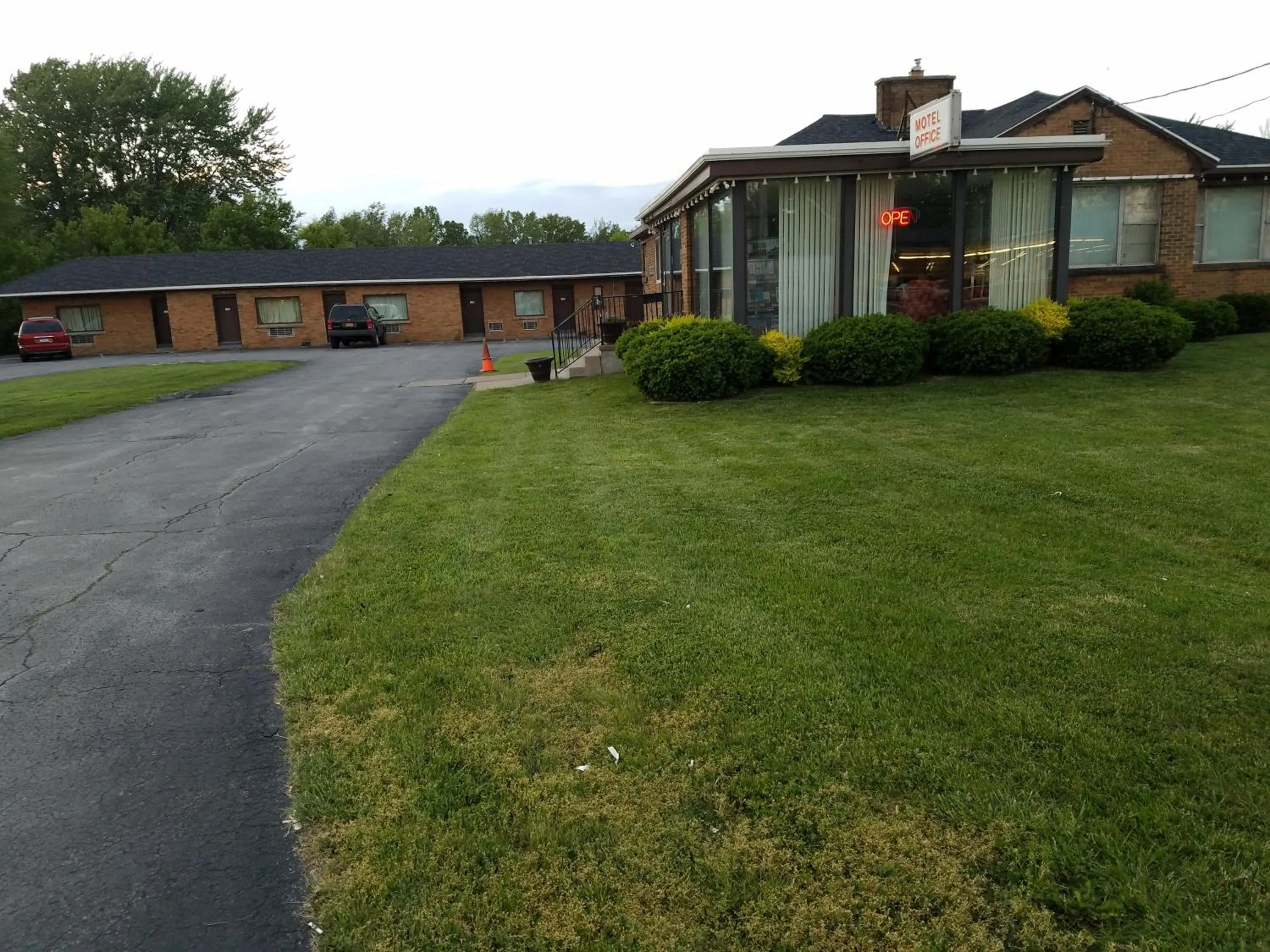 Facade/entrance, Property Building in Scottish Inns Niagara Falls