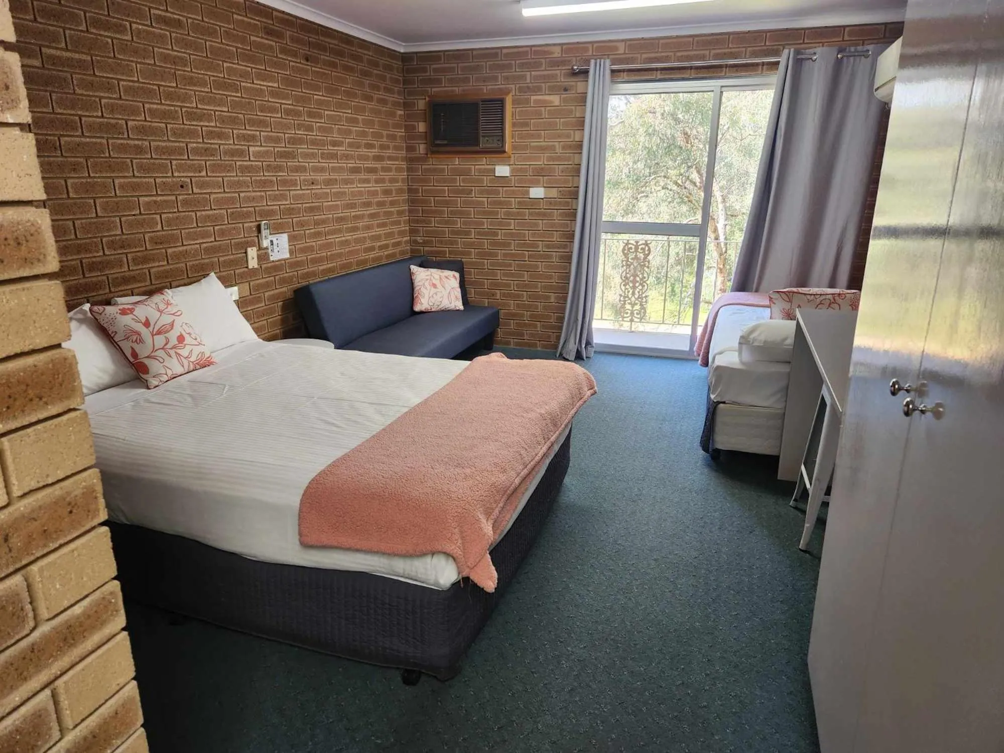 Bed in Corowa Golf Club Motel