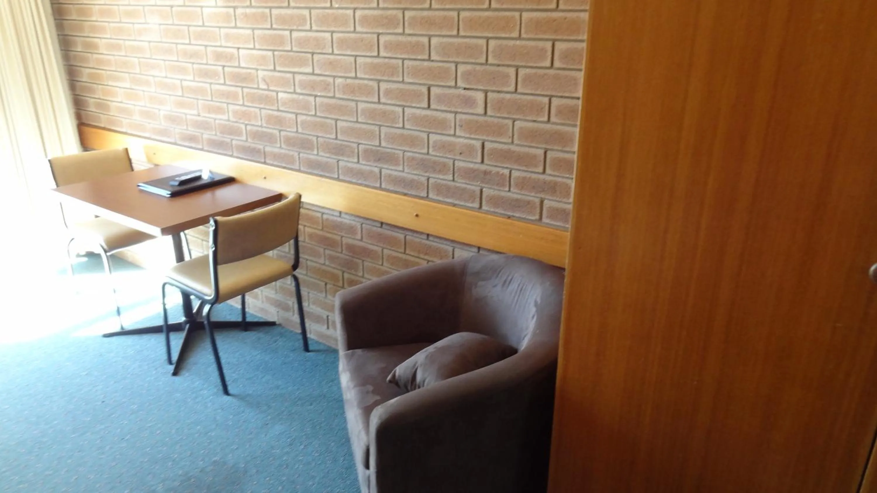 Seating area in Corowa Golf Club Motel