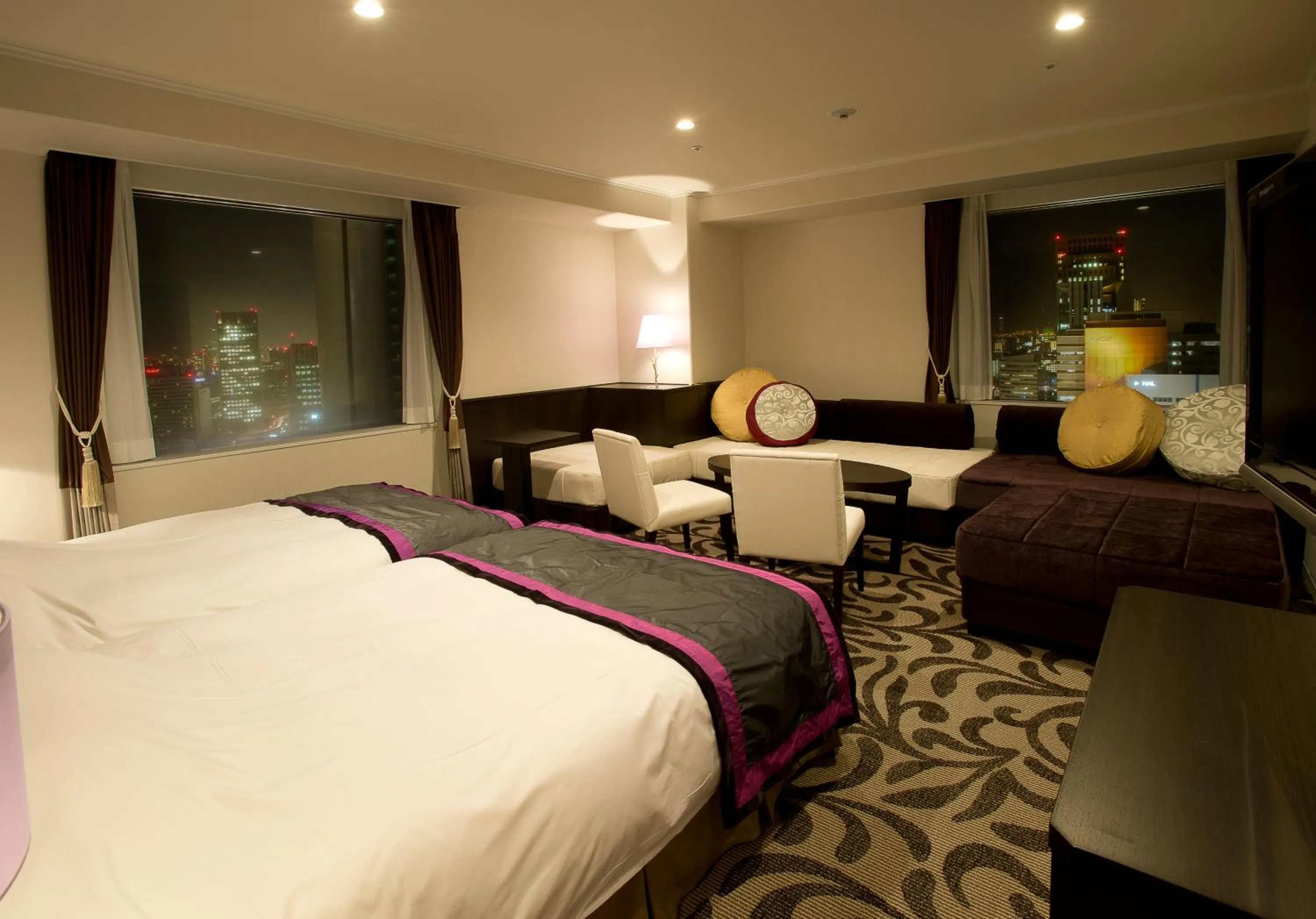 Seating area, Bed in Hotel Granvia Osaka-JR Hotel Group