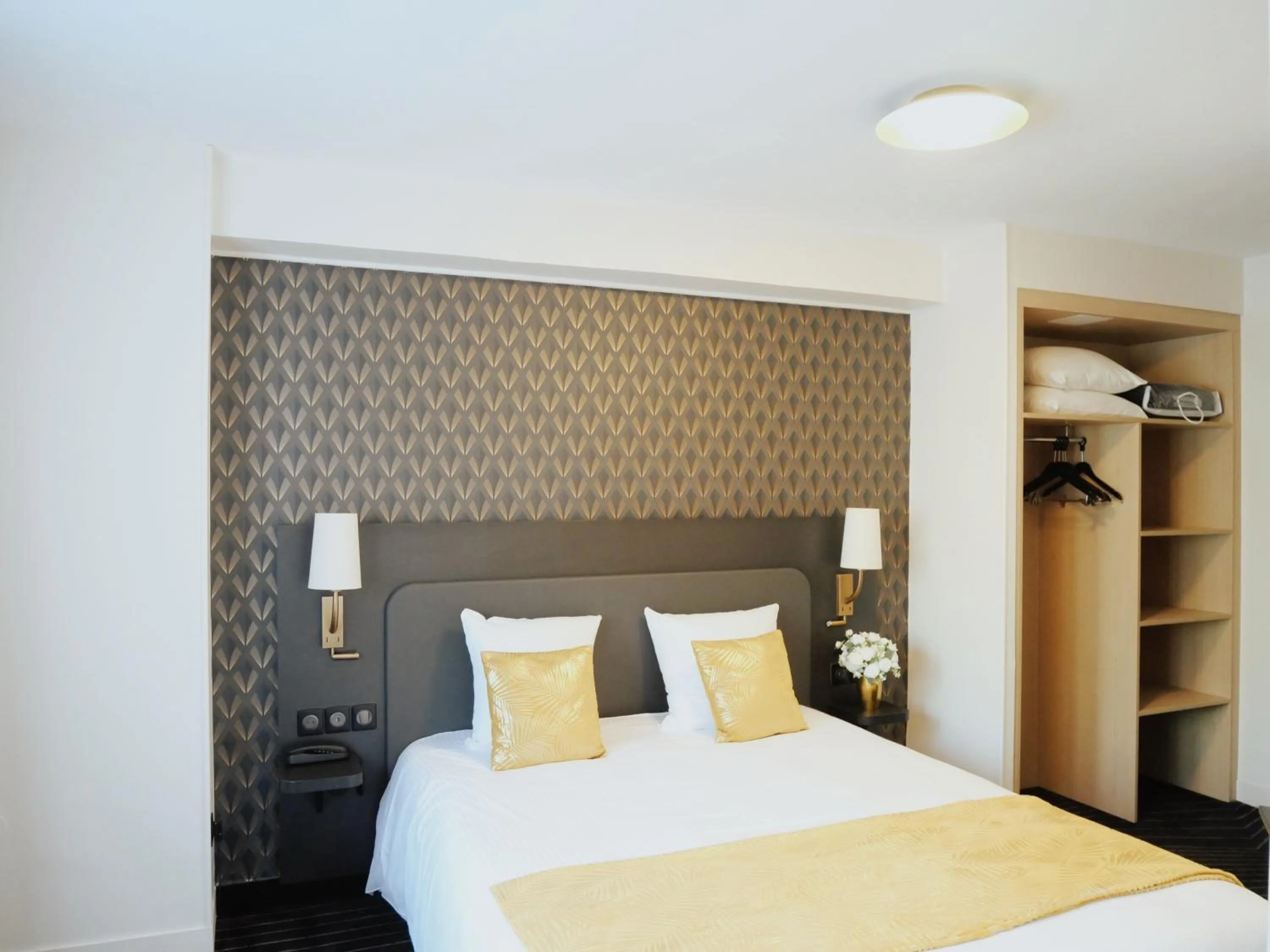 Bedroom, Bed in Logis Le Clos Deauville Saint Gatien