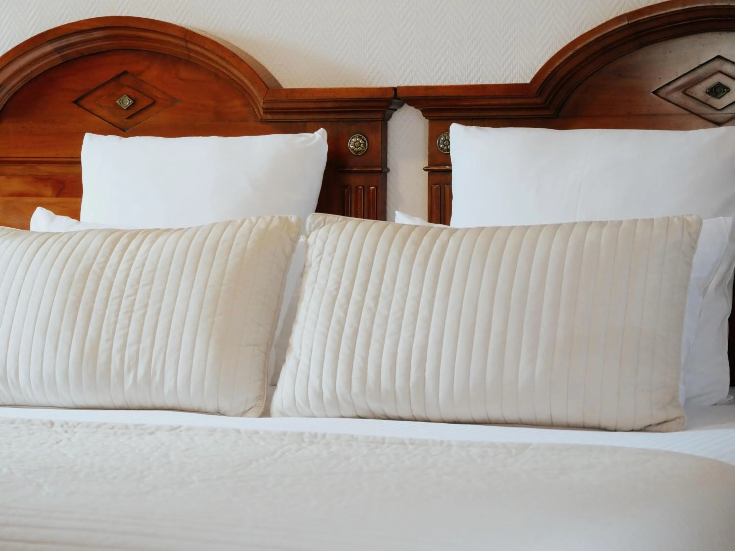 Bedroom, Bed in Logis Le Clos Deauville Saint Gatien