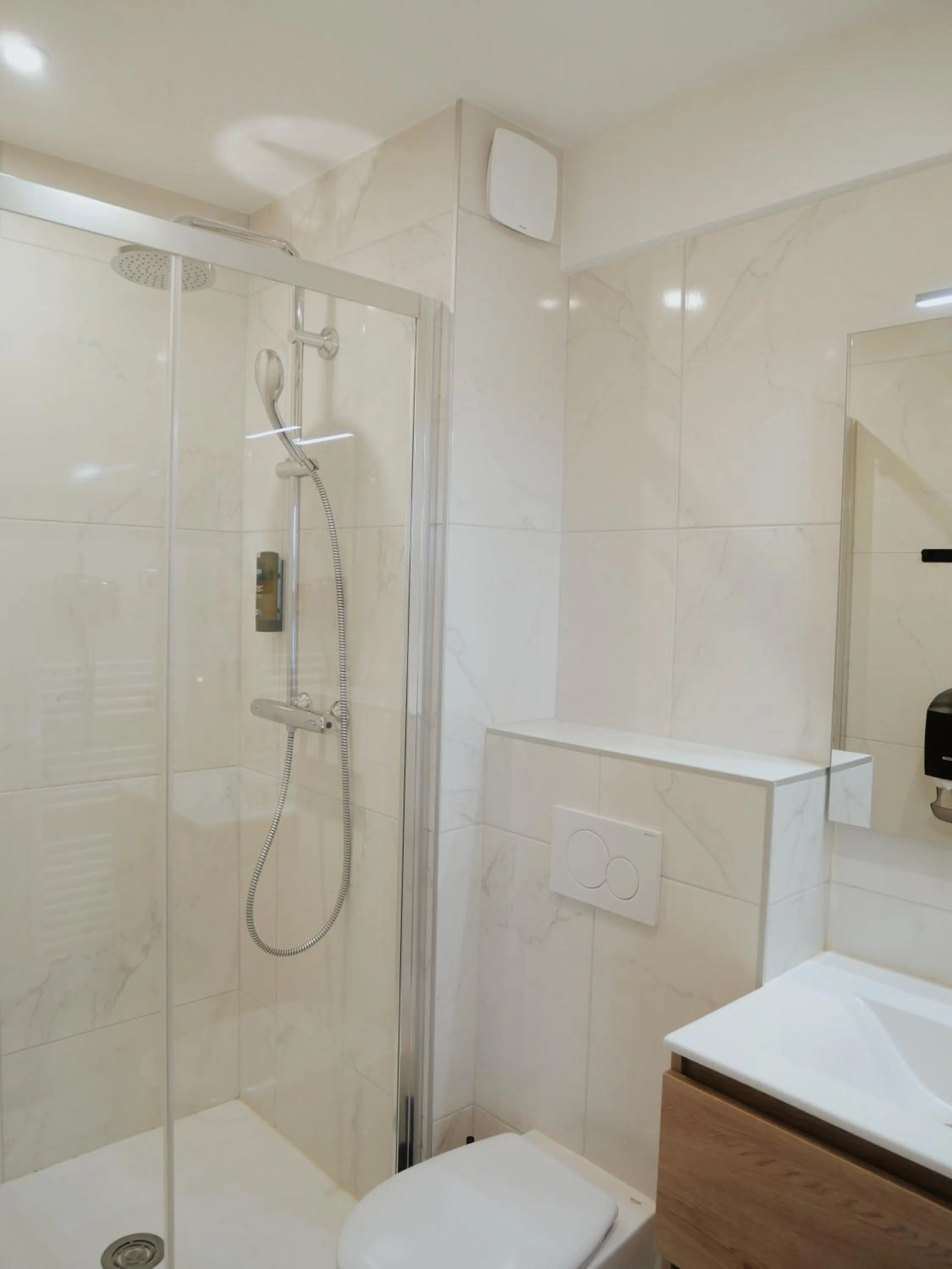 Bathroom in Logis Le Clos Deauville Saint Gatien