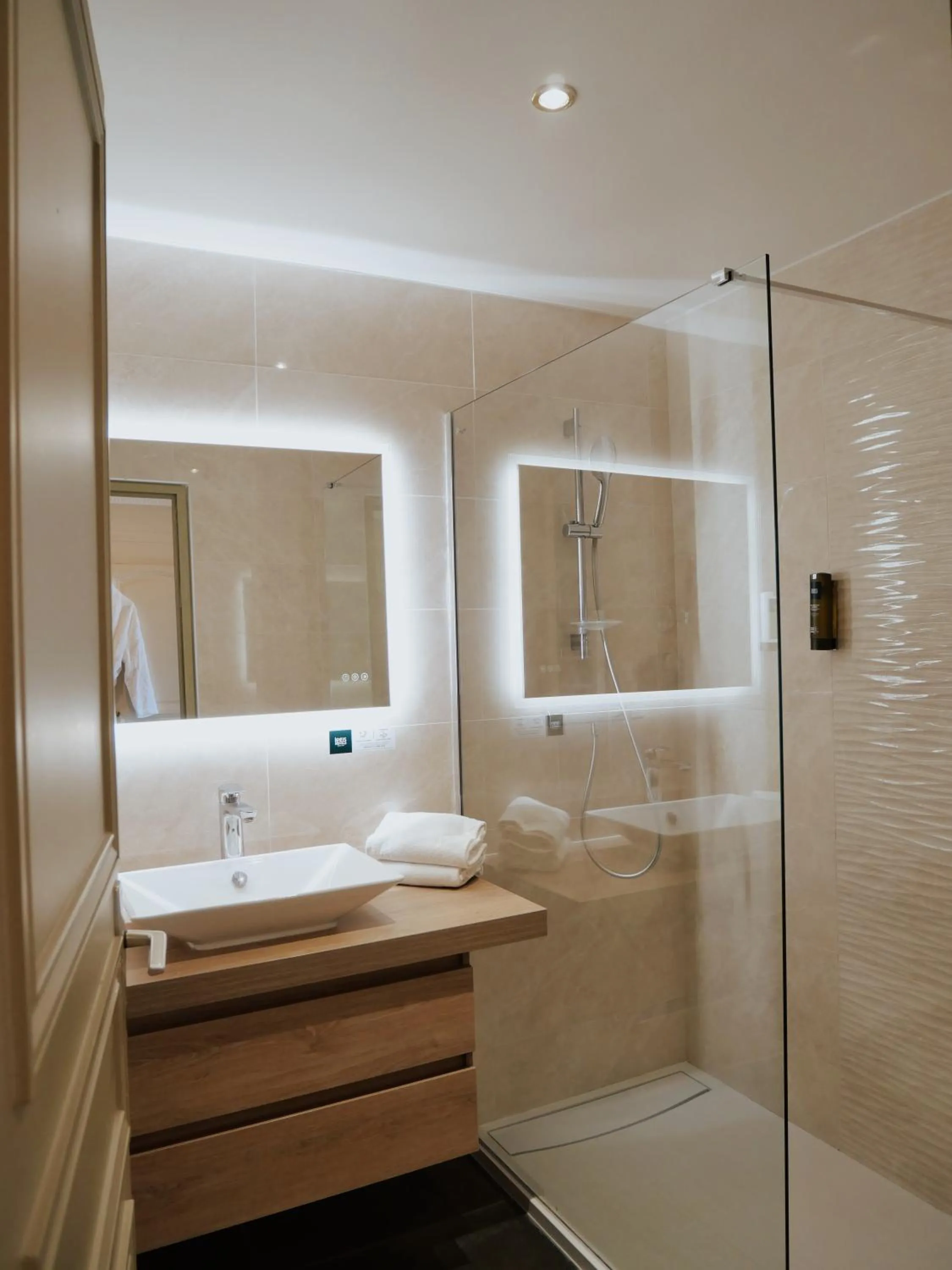 Bathroom in Logis Le Clos Deauville Saint Gatien