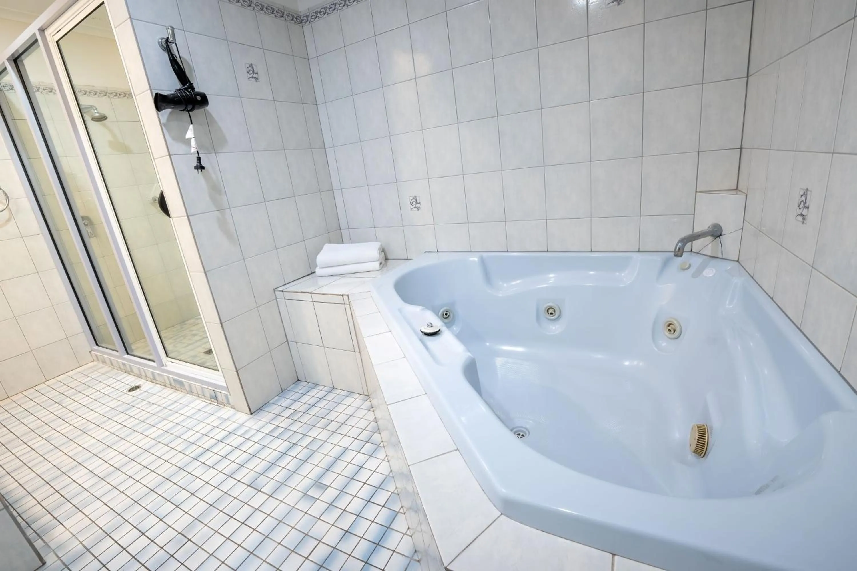 Shower in Olde Tudor Hotel