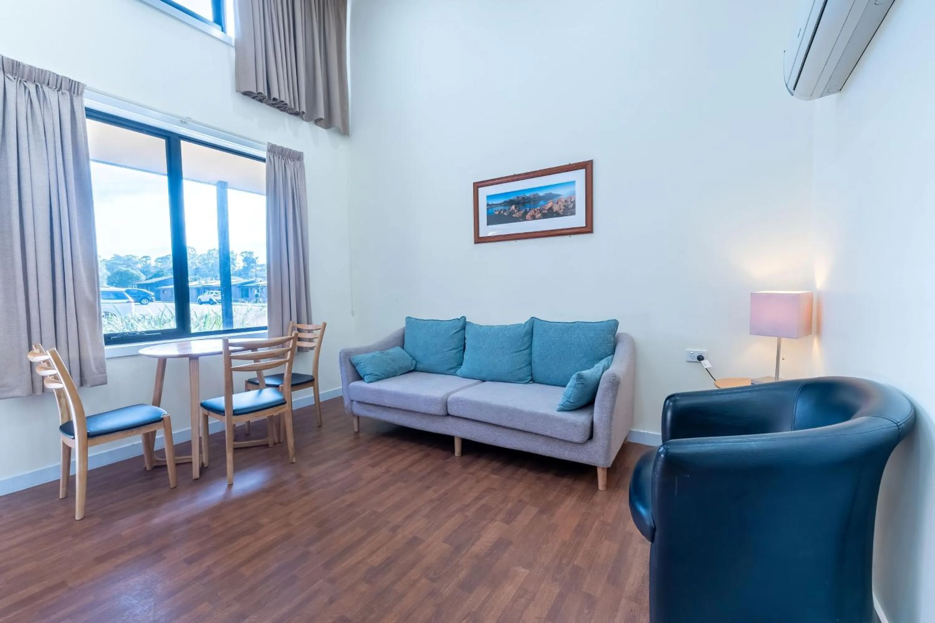 Living room in Olde Tudor Hotel