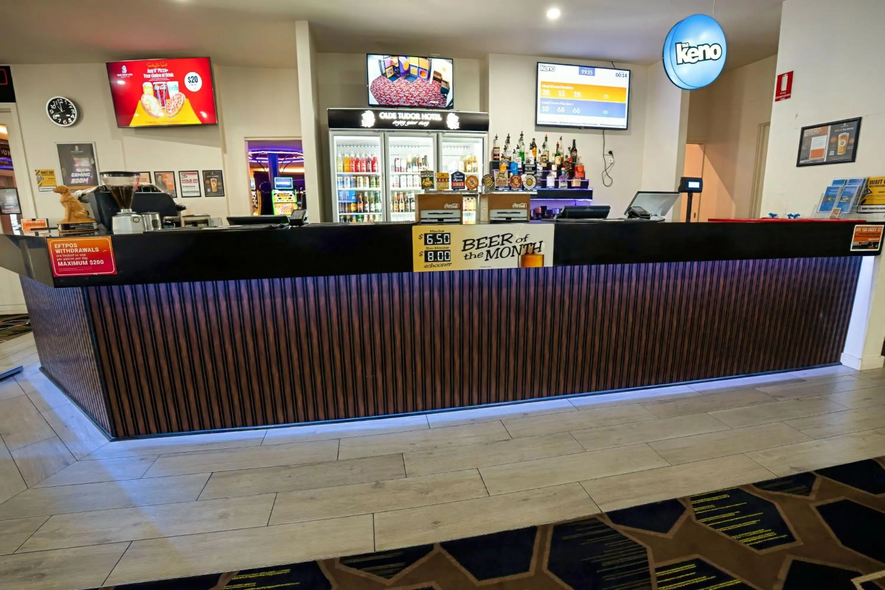 Food and drinks in Olde Tudor Hotel