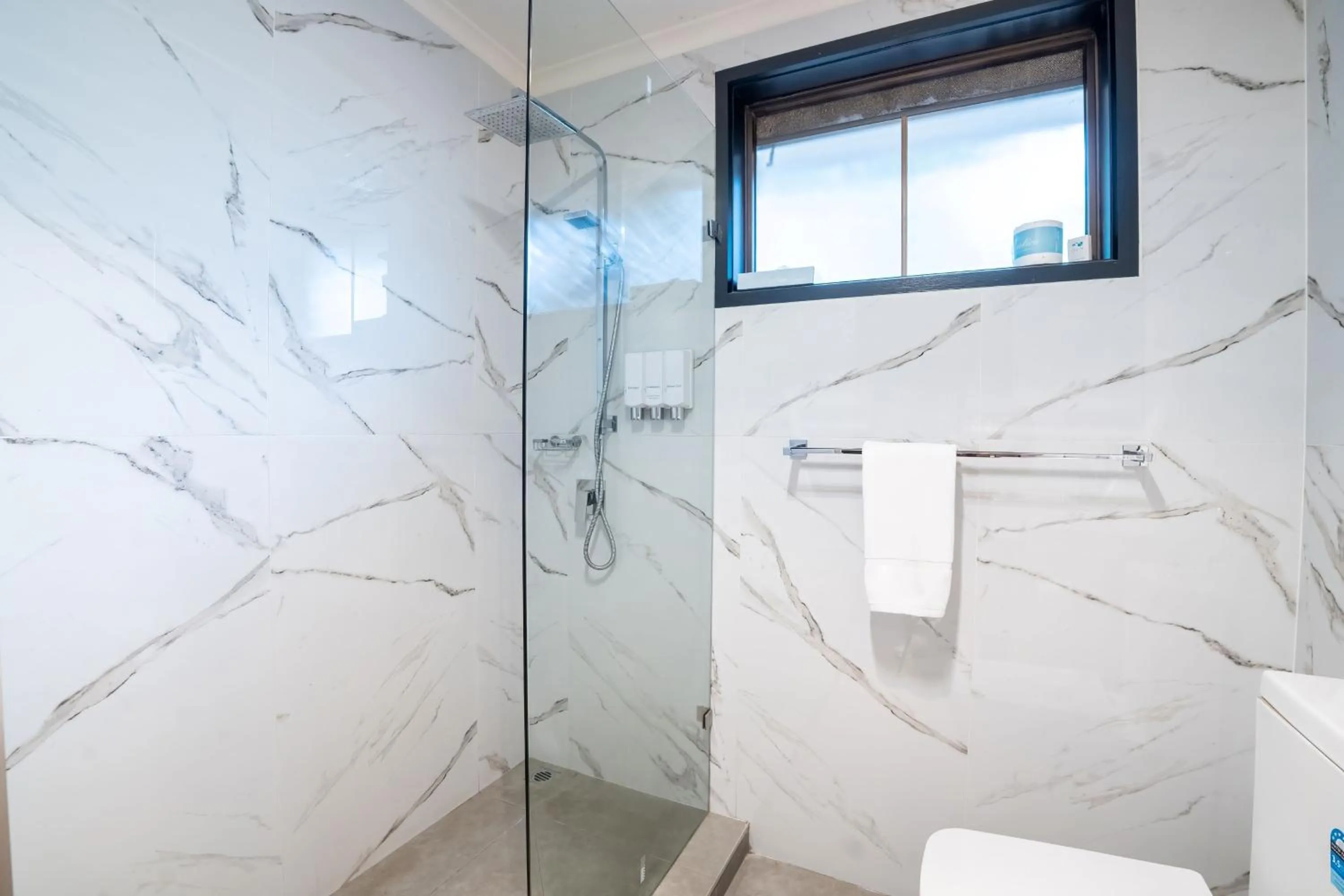 Shower in Olde Tudor Hotel