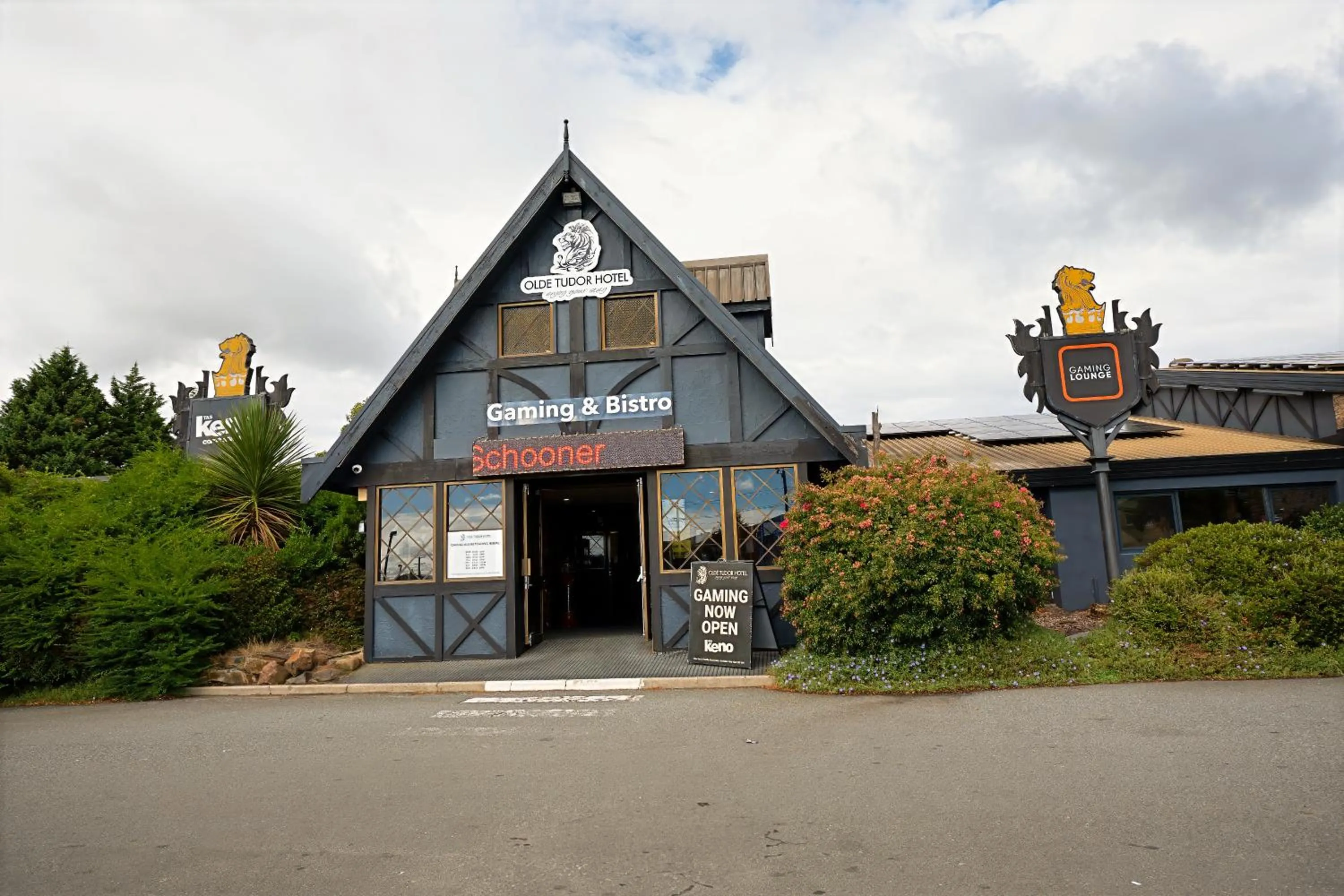 Facade/entrance in Olde Tudor Hotel