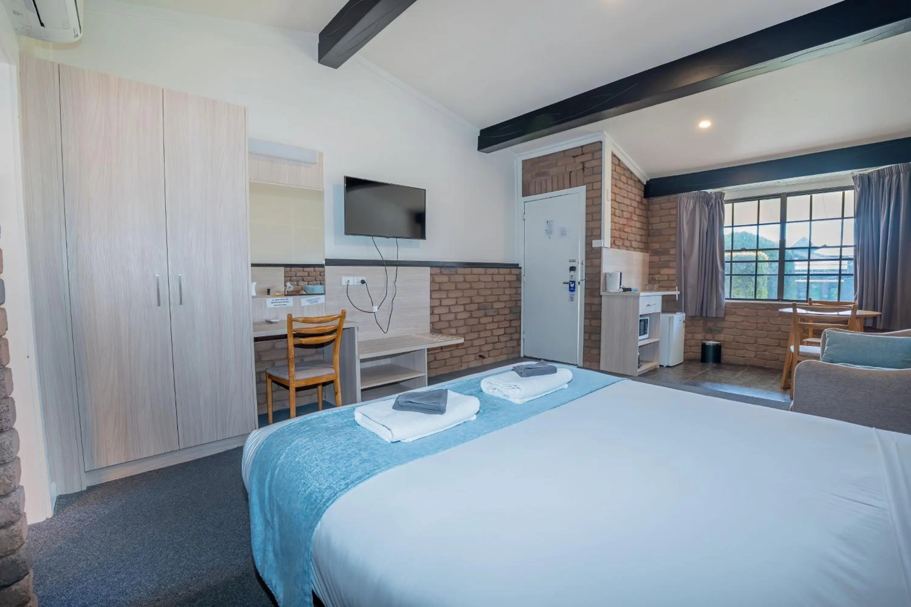 Bed in Olde Tudor Hotel