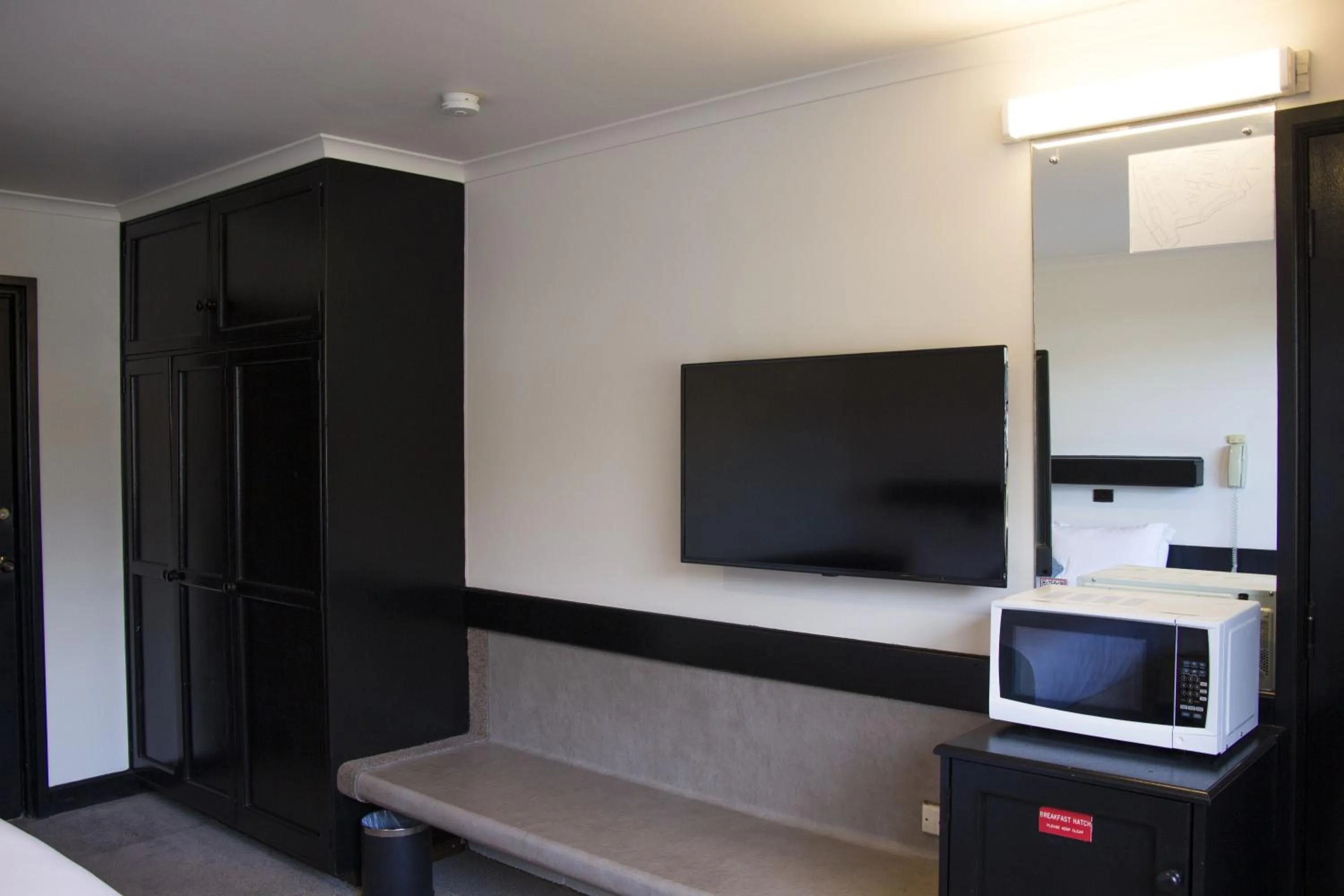 Queen Room in Olde Tudor Hotel