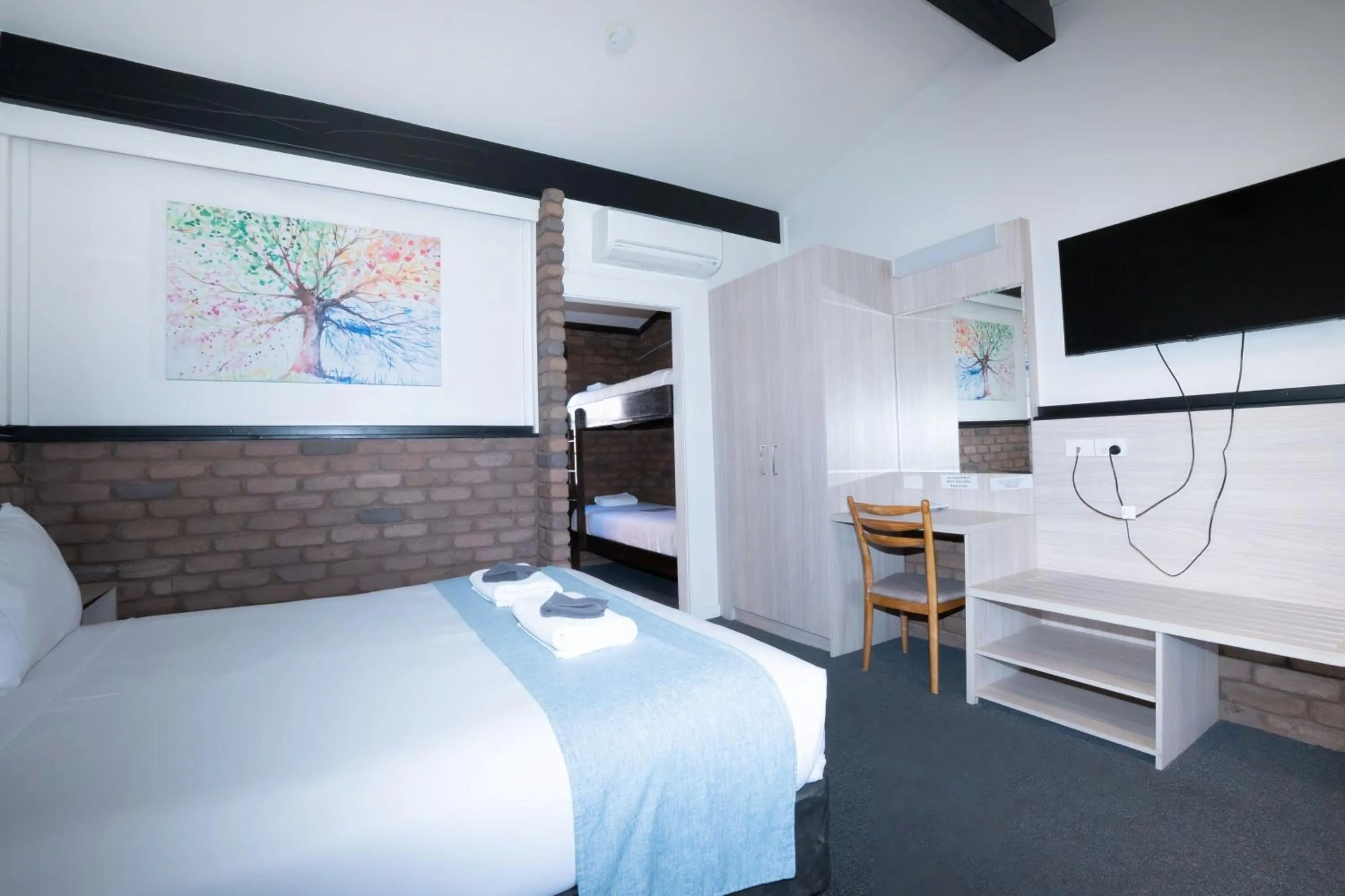 Communal lounge/ TV room, Bed in Olde Tudor Hotel