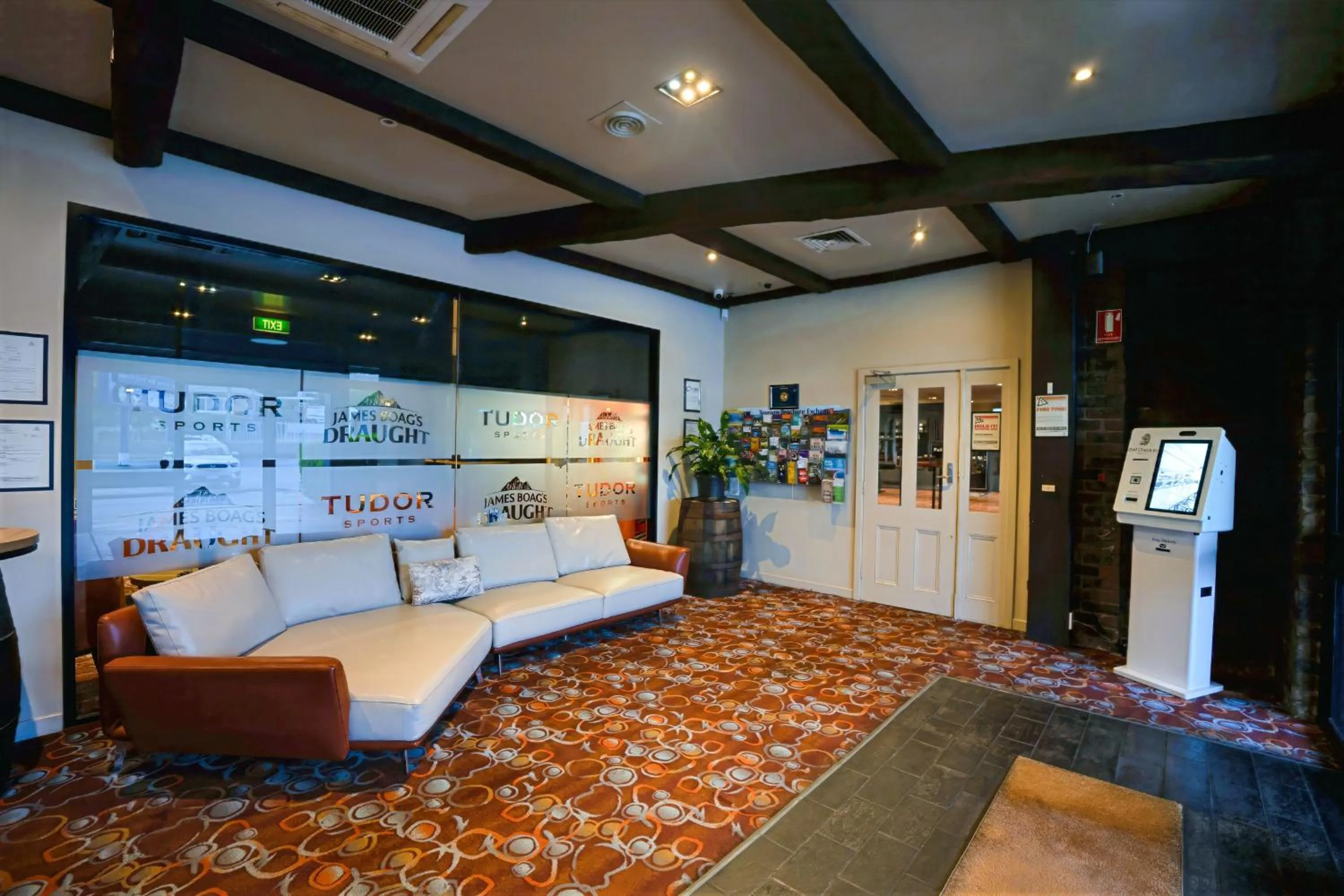 Lobby or reception, Bed in Olde Tudor Hotel